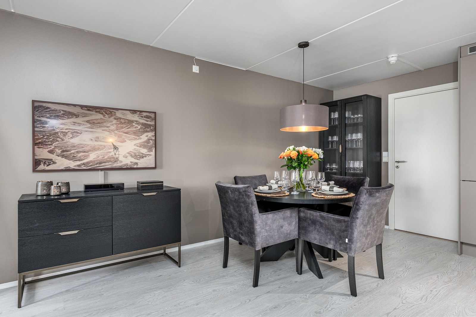 Leiligheten har en fin stue med laminatgulv og vegger malt i en lun farge med listefritt til tak Galleribilde