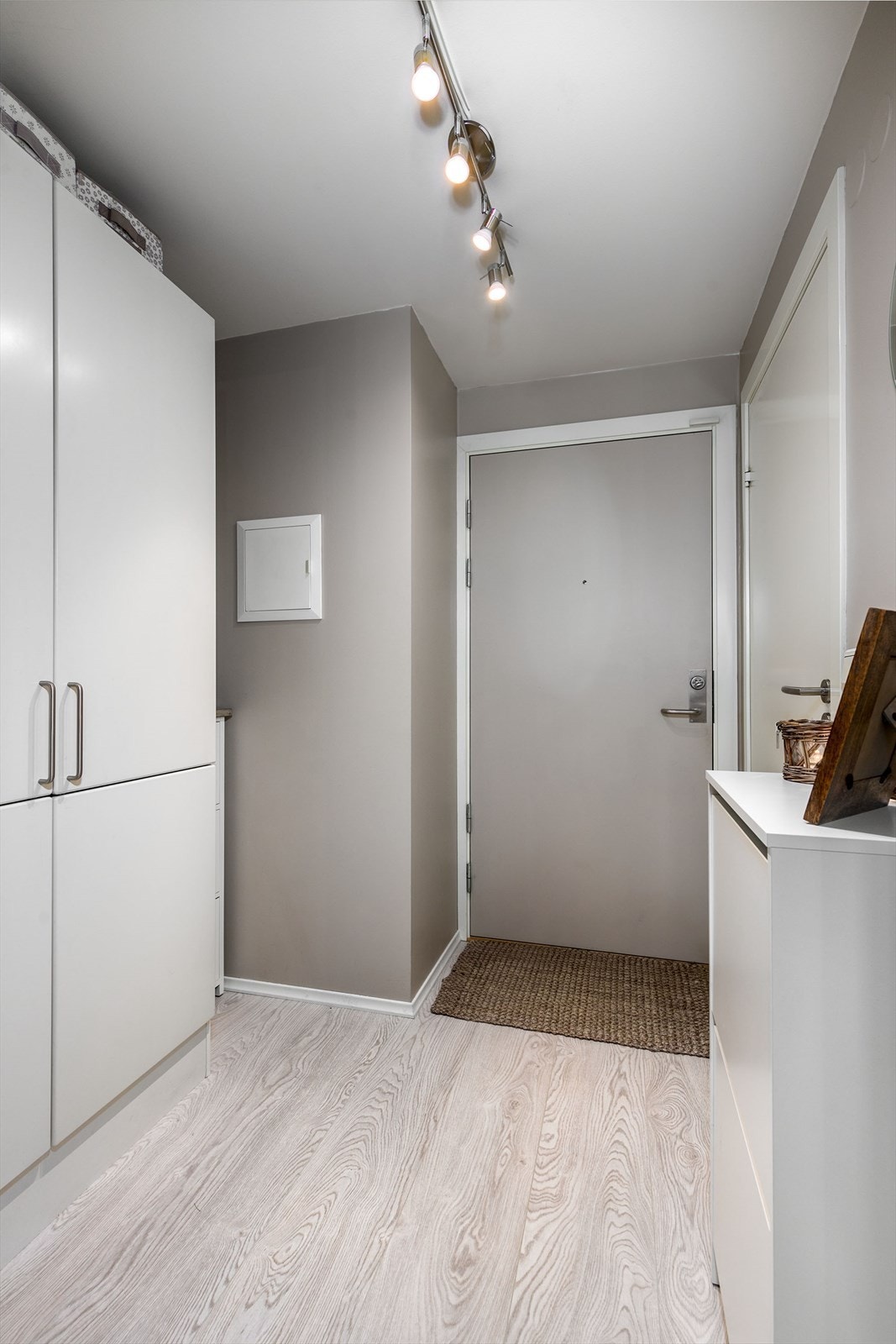 Lys og innbyende entré med god plass til å henge av seg klær Galleribilde