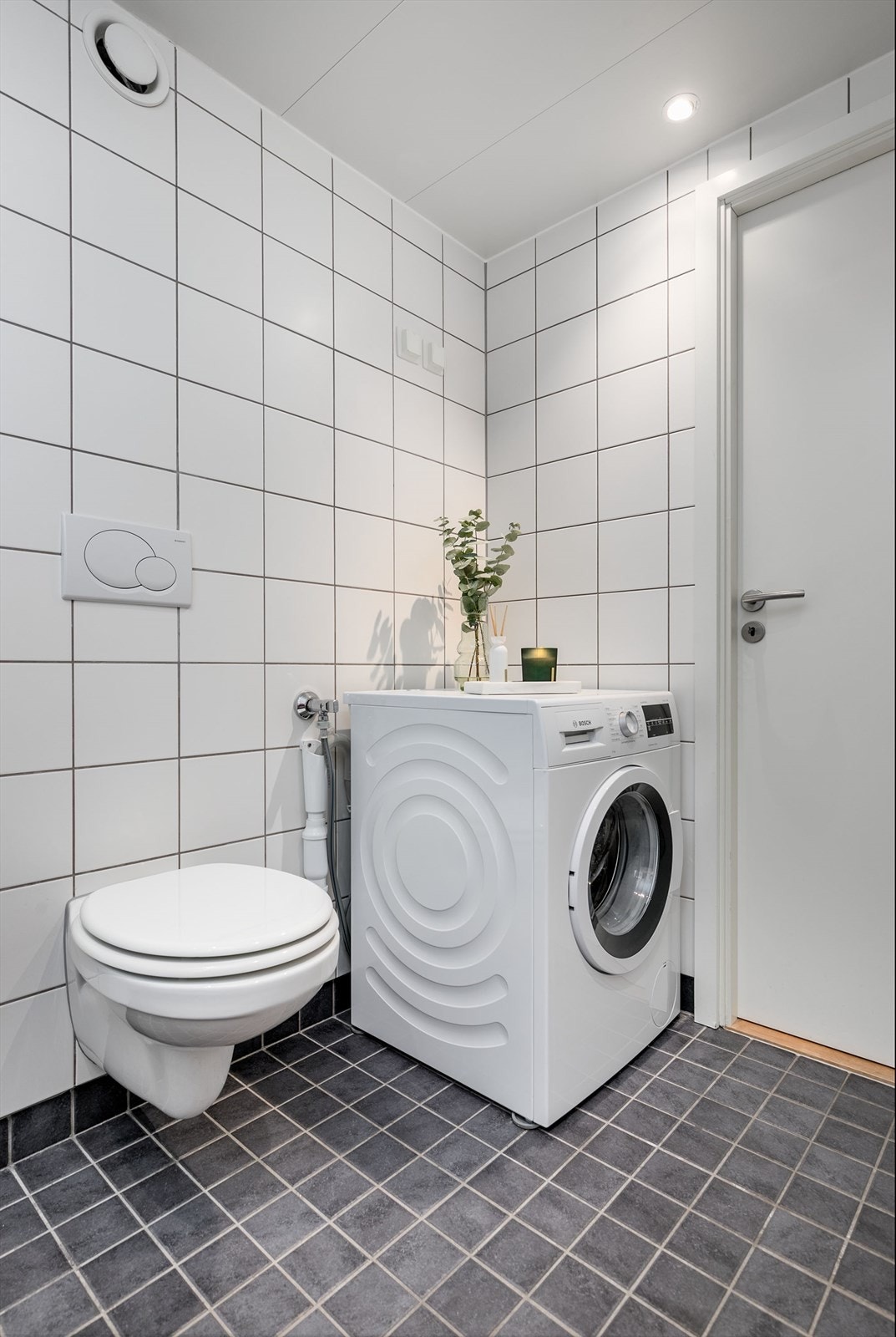 Vegghengt toalett og opplegg til vaskemaskin Galleribilde