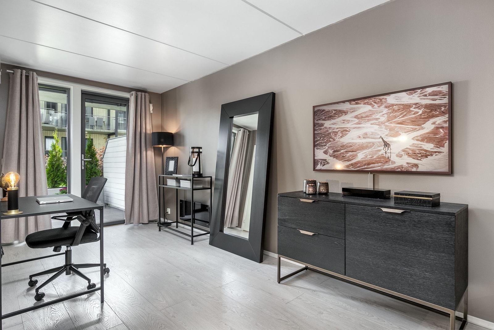 Fin kontorplass samt utgang til markterrasse Galleribilde