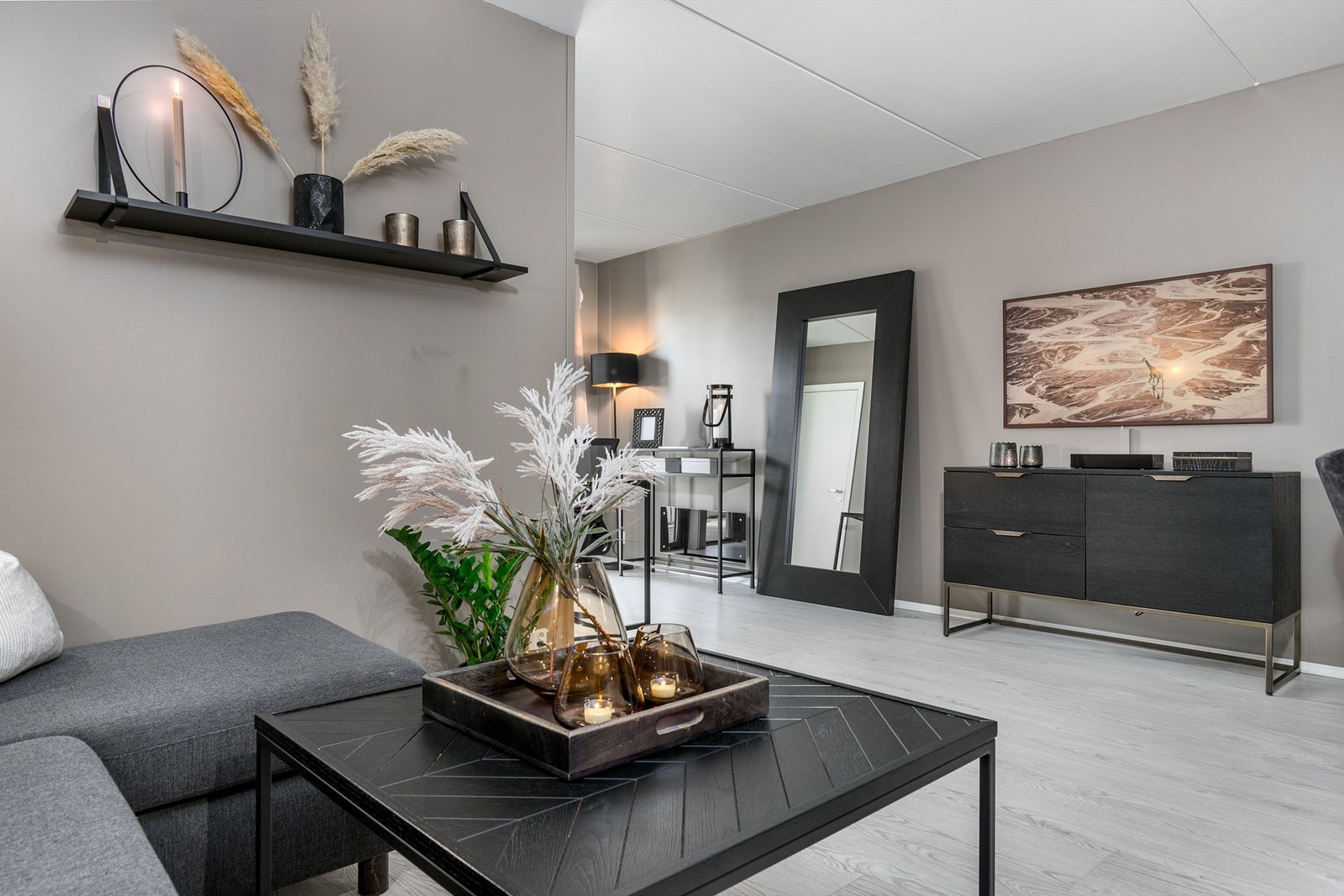 Videre innover i leiligheten er det dør ut til markterrassen Galleribilde