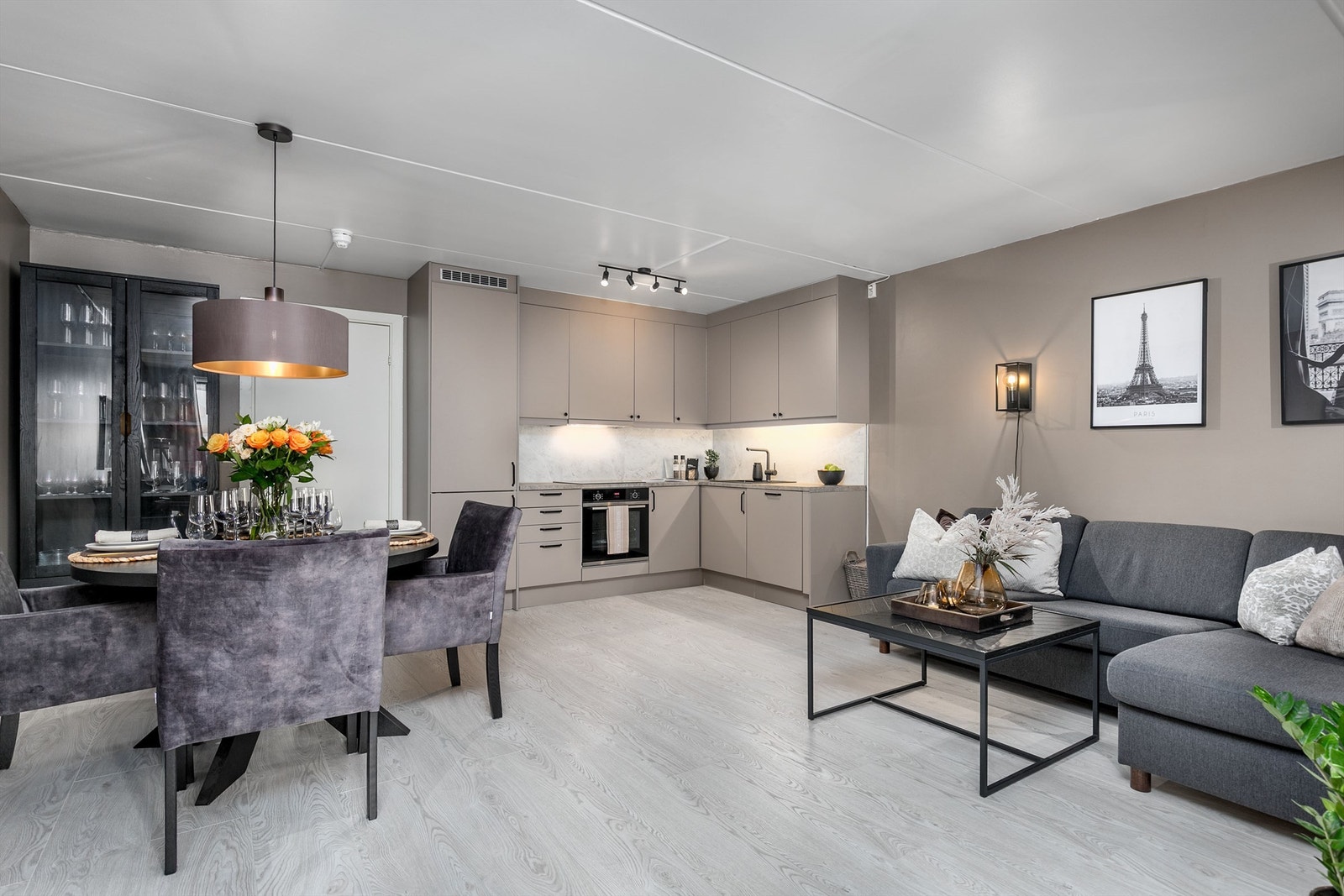 Kjøkkenet er praktisk innredet Galleribilde