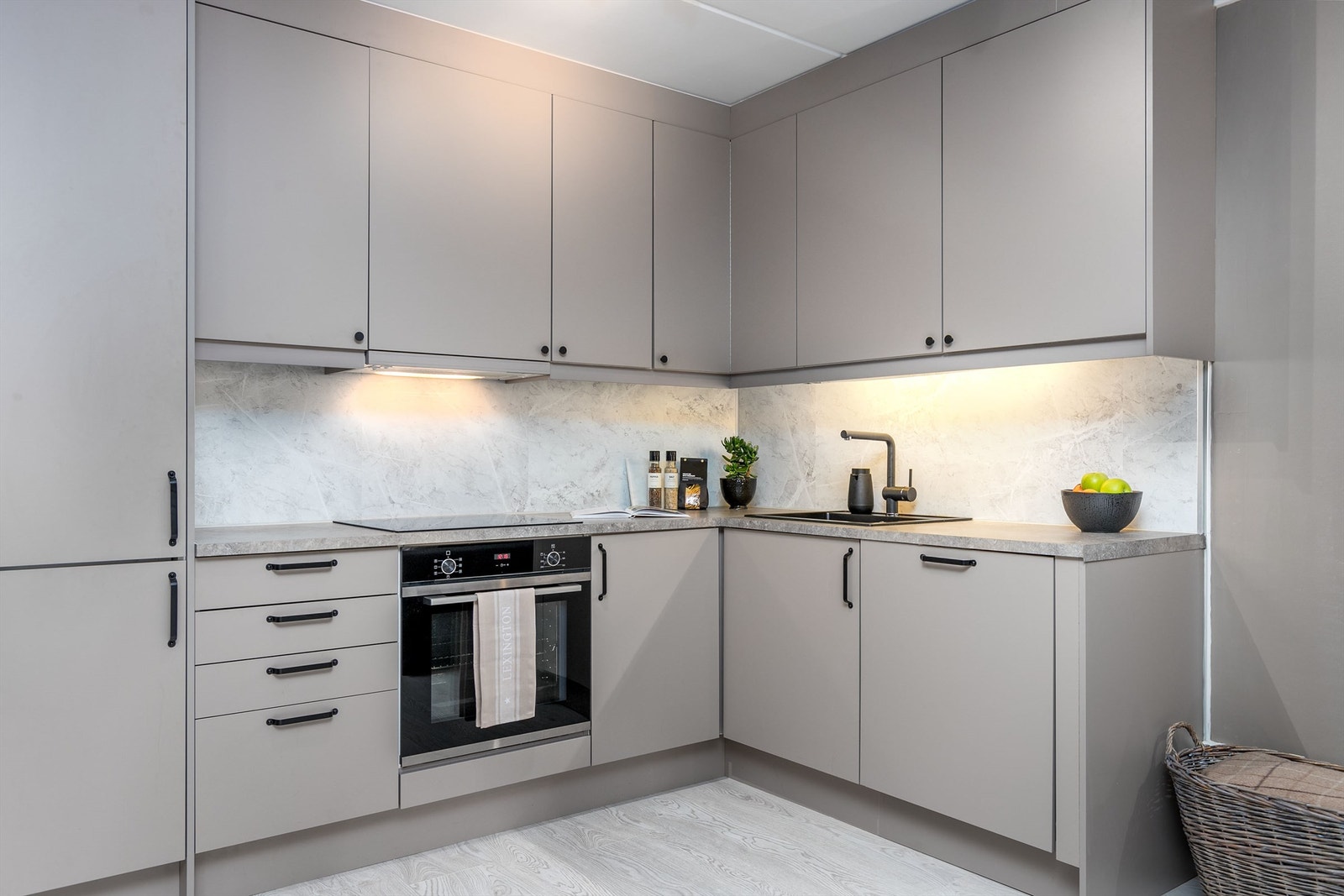 God skap- og benkeplass Galleribilde