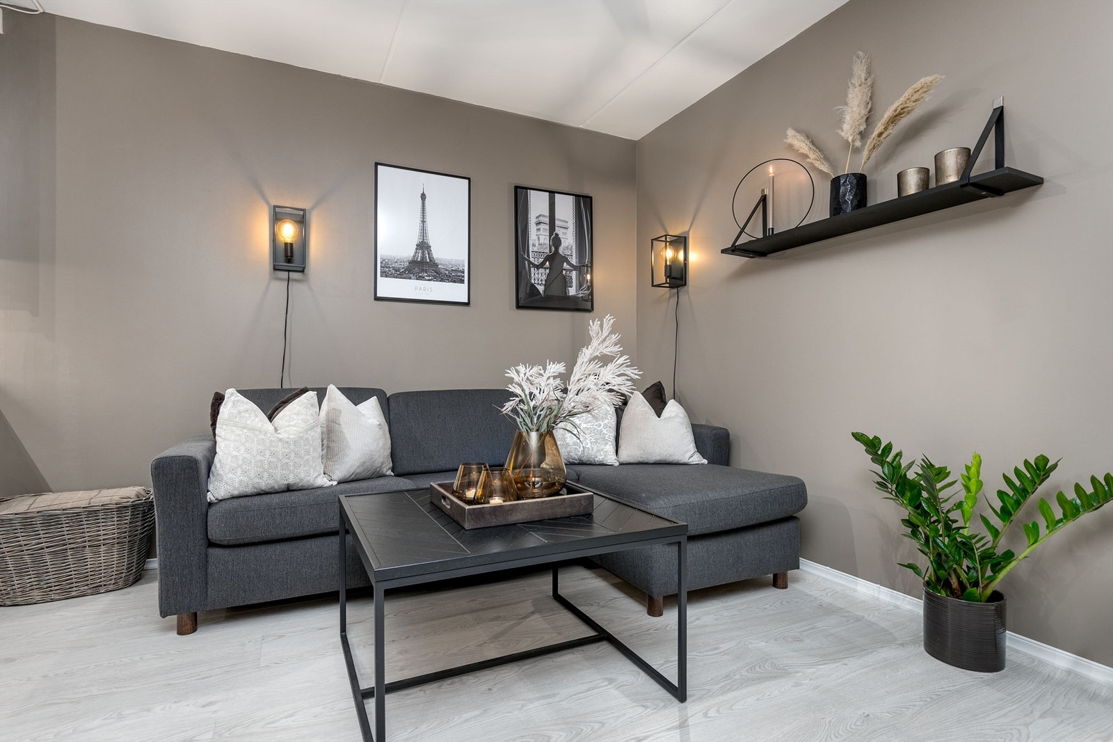 Leiligheten har god plass til en hjørnesofa Galleribilde