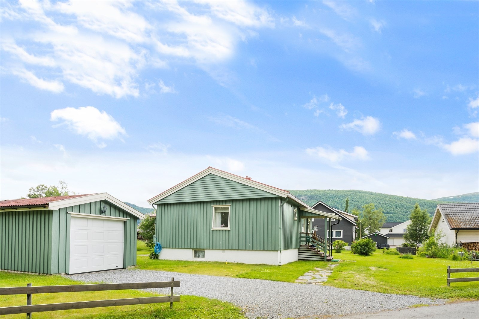 Innkjørsel og garasje Galleribilde