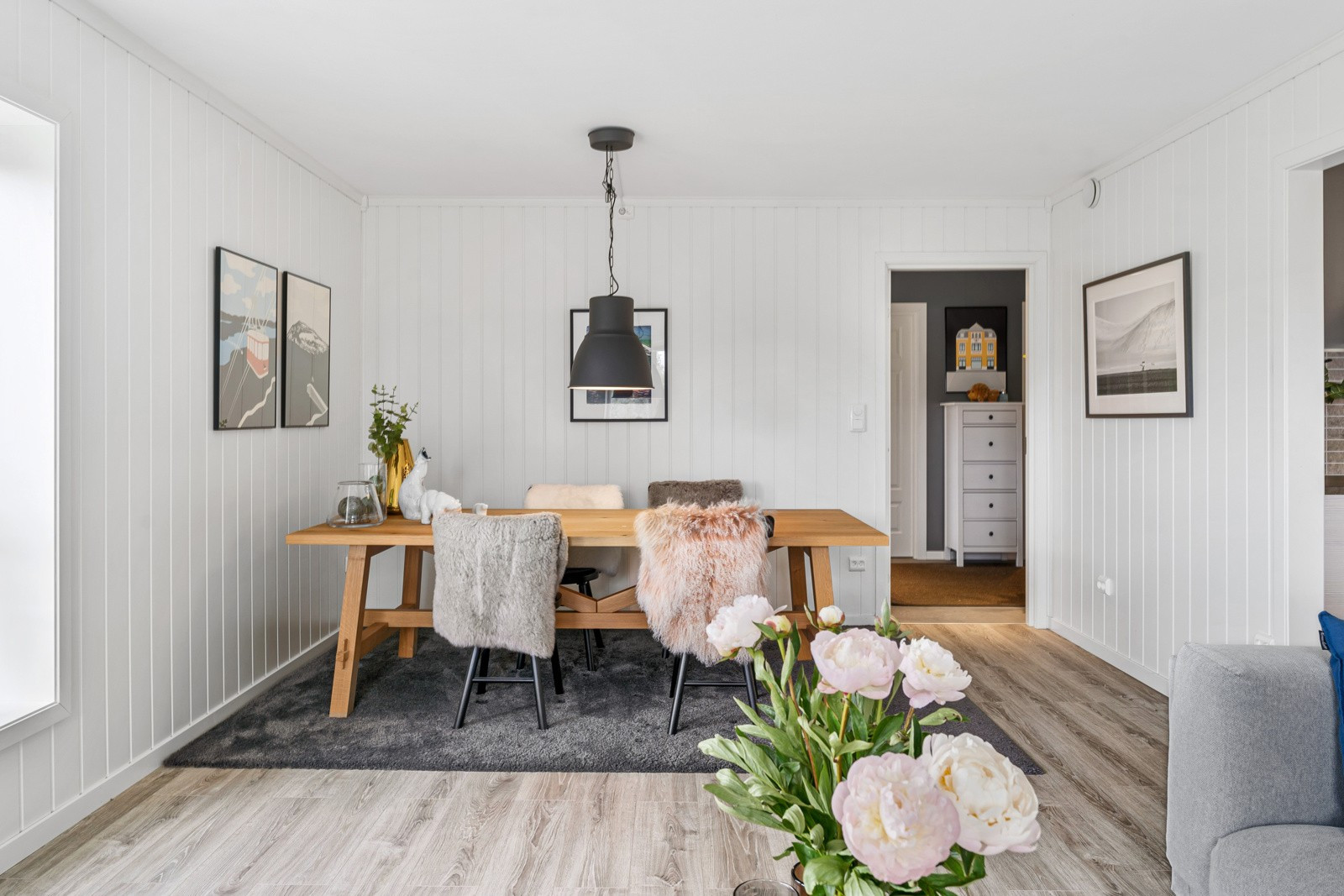 Stuen er lys og romslig med naturlig sone for som sofagruppe og spisebord.