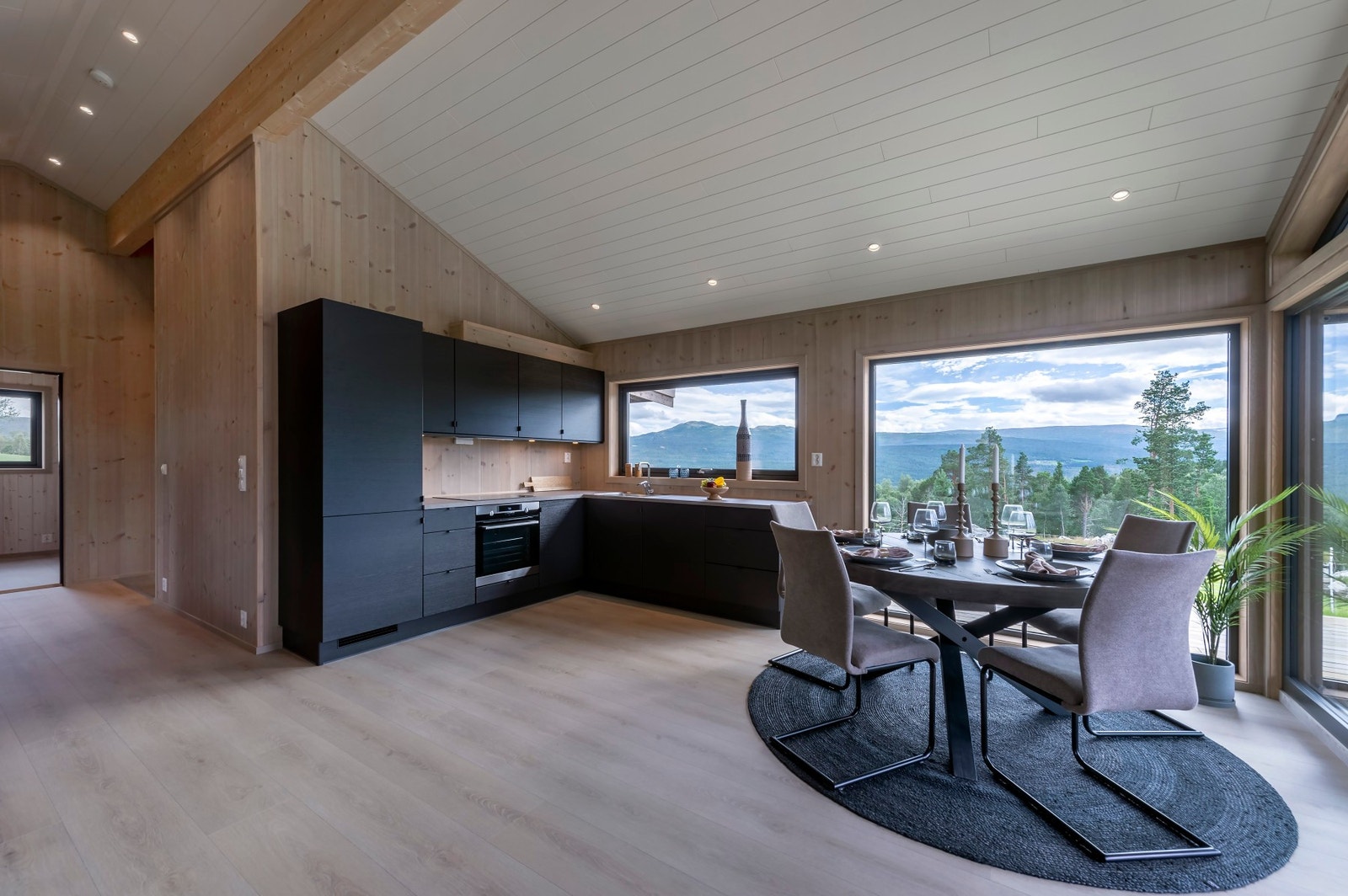 Store vindusflater gir rikelig med naturlig lysinnslipp. Galleribilde