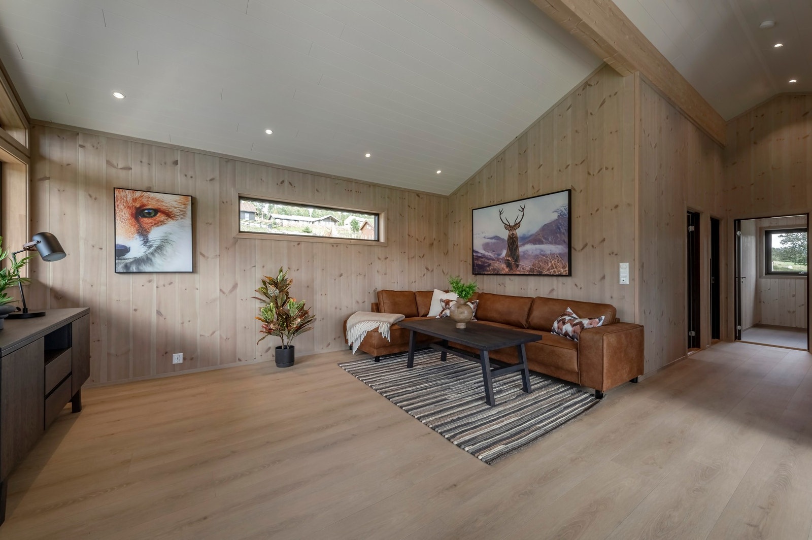 God plass til sofagruppe med tilhørende møblement. Galleribilde