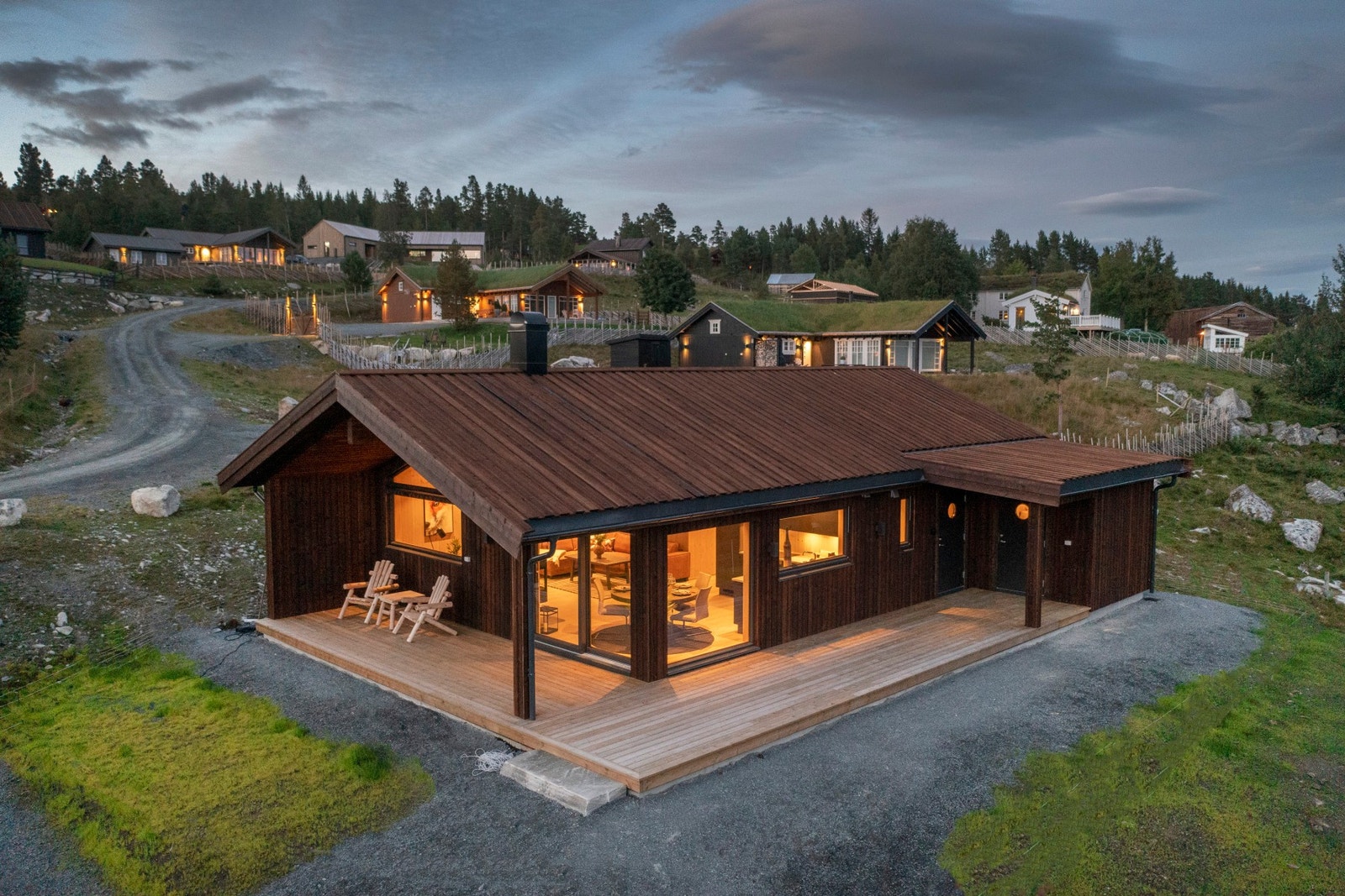 Hytten ligger flott til med umiddelbar nærhet til oppkjørte skispor og turterreng. Galleribilde