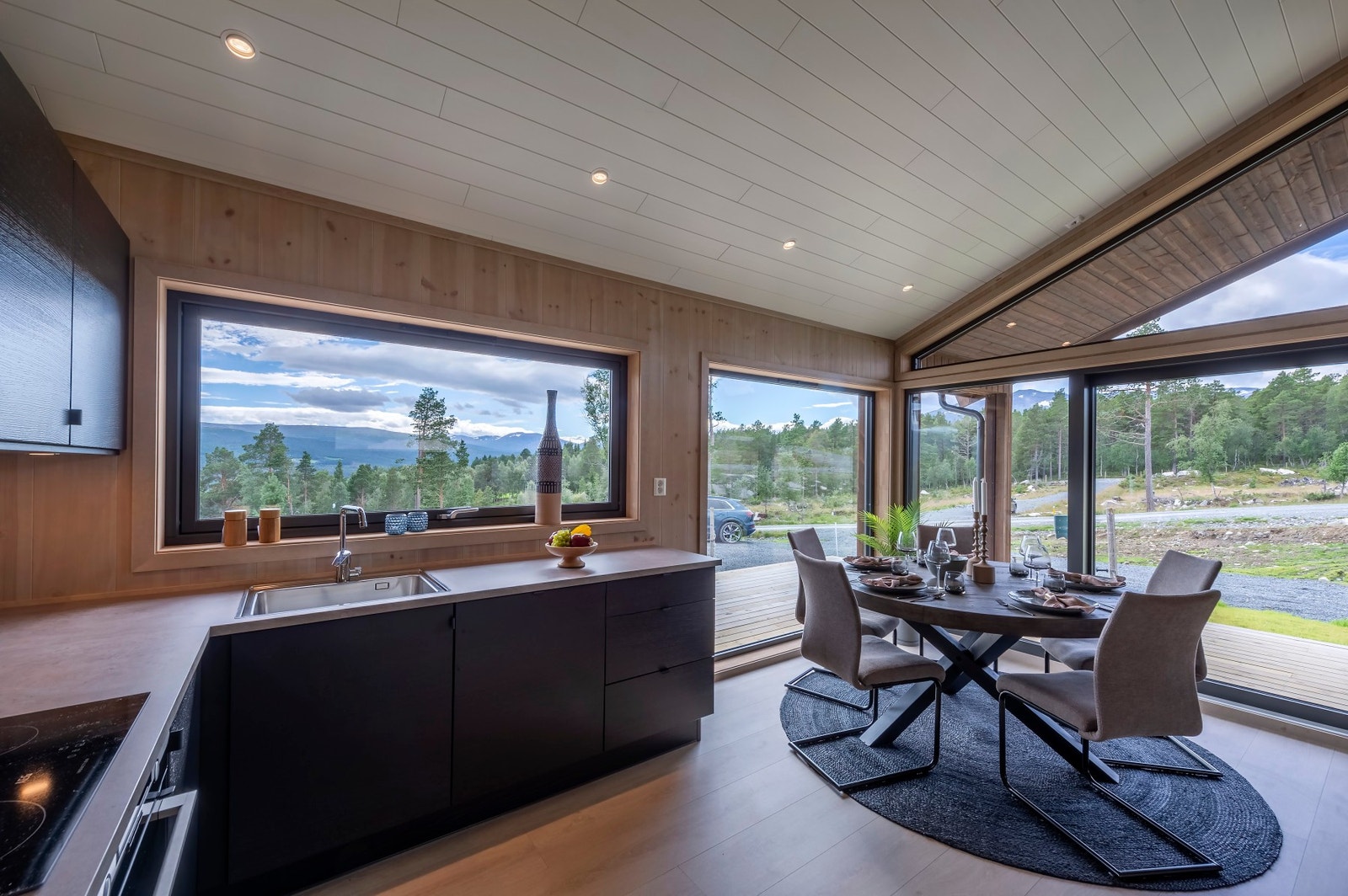 Den åpne stue- og kjøkkenløsningen byr på flere møbleringsmuligheter for sitte- og spisegruppe. Galleribilde