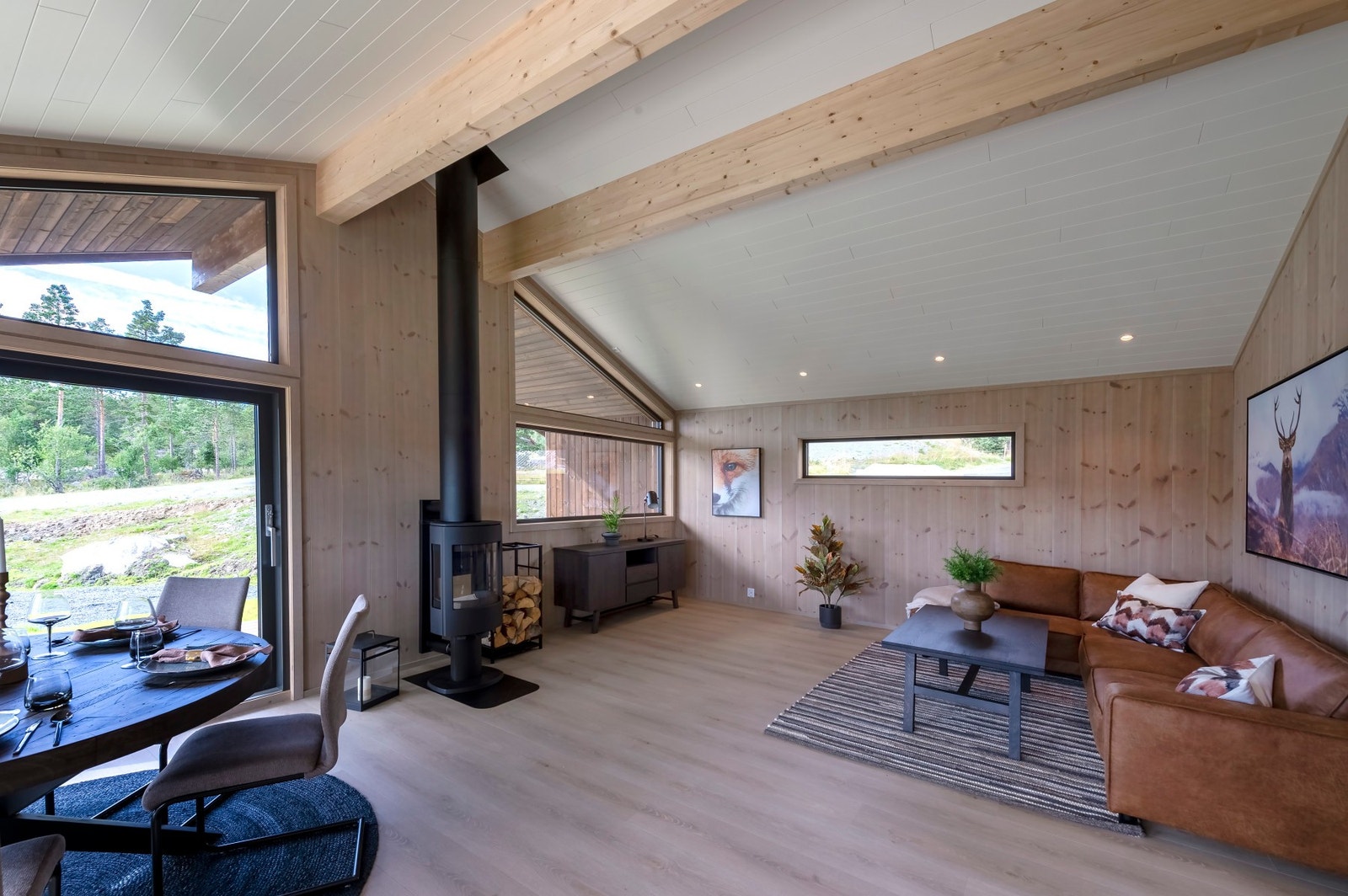 Stor åpen stue- og kjøkkenløsning på 33 kvm. Galleribilde