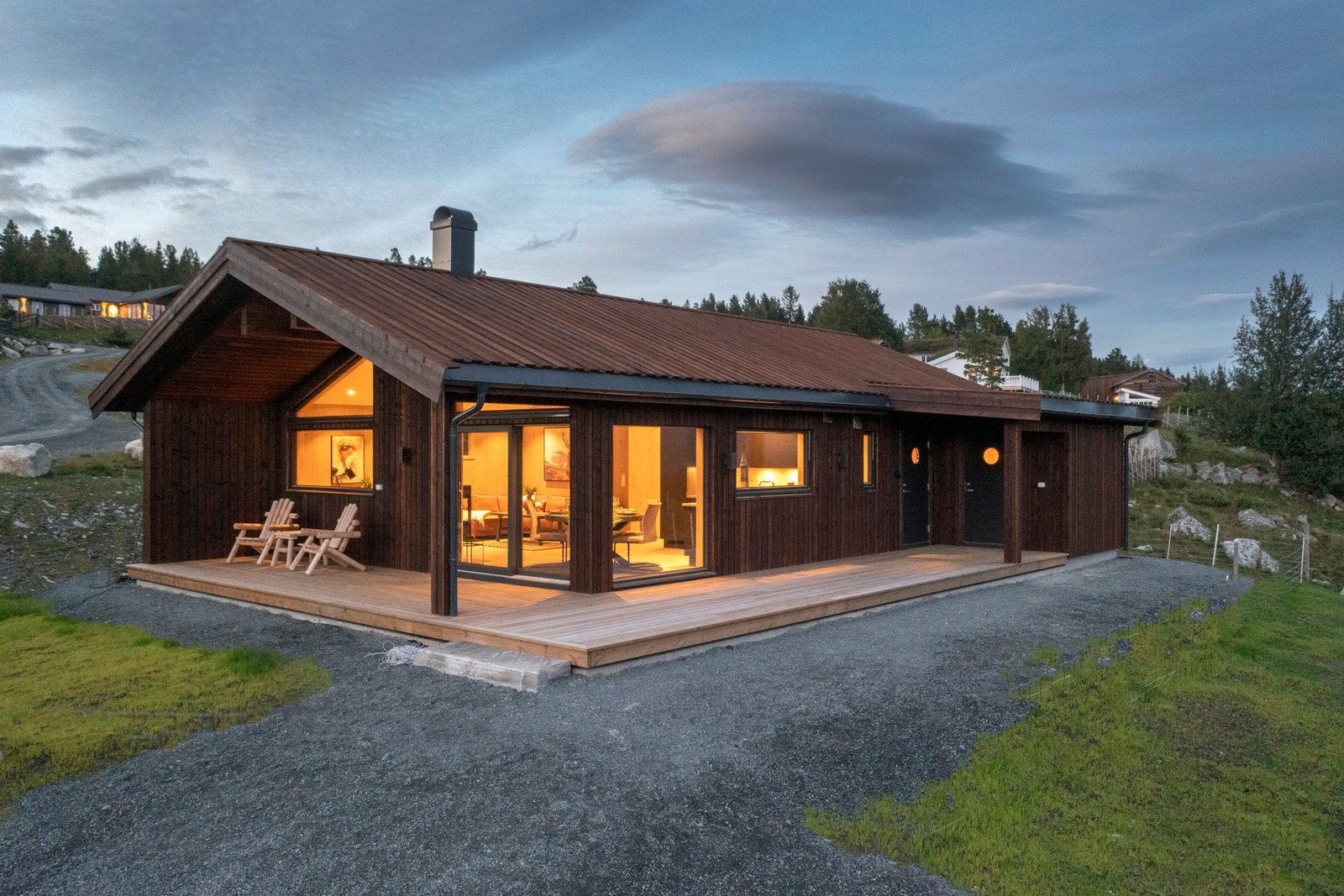 EiendomsMegler 1 ved Per Hårstad har gleden av å presentere en flott nyoppført hytte med attraktiv beliggenhet i Nyhaugbakken 28! Galleribilde