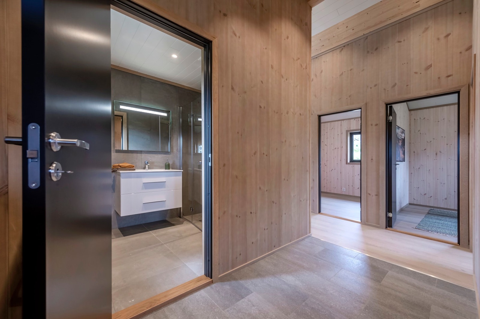 Hytten er fra 2022 og består av fine materialvalg Galleribilde