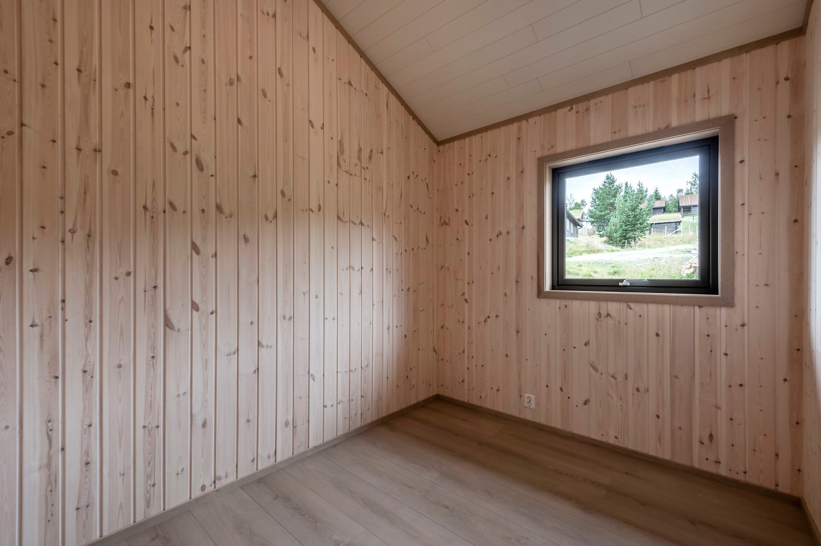 Soverommene er på henholdsvis 9,6 kvm, 6,1 kvm og 6 kvm. Galleribilde