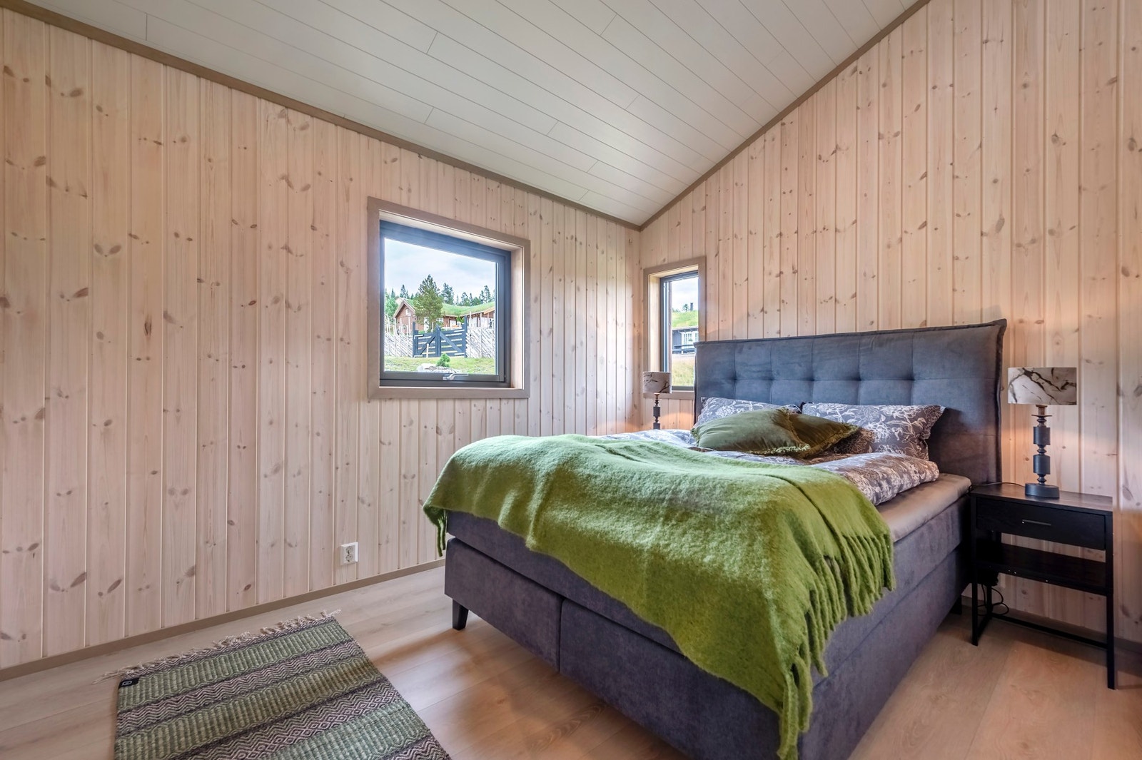 God plass til seng med tilhørende møblement. Galleribilde