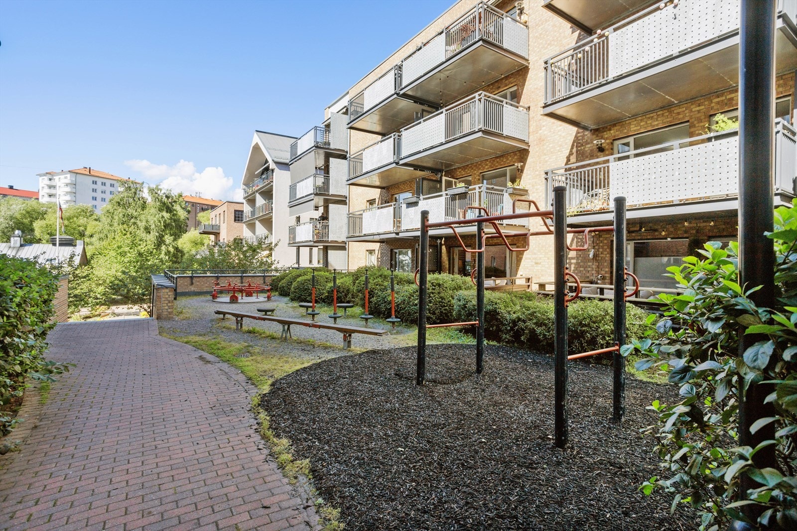 Leiligheten disponerer i tillegg en kjellerbod på ca. 6 m², samt bruksrett til garasjeplass med el-lader. Det veldrevne sameiet tilbyr flotte fellesarealer og et hyggelig naboskap i skjermete og urbane omgivelser - et perfekt område for barnefamilier! Galleribilde