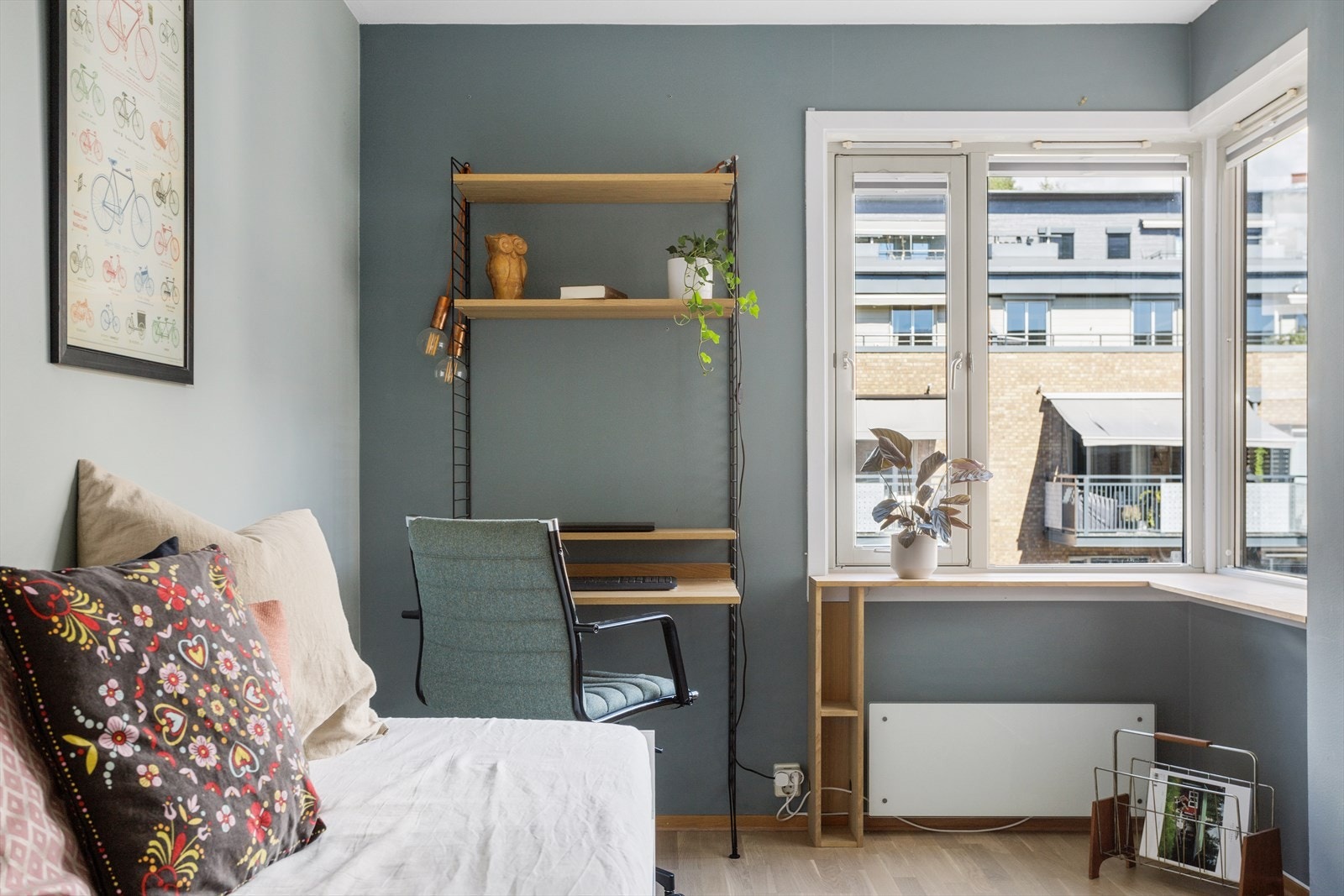 Leiligheten er gjennomgående med store vindusflater på begge sider, hvilket gir leiligheten et luftig preg. Galleribilde