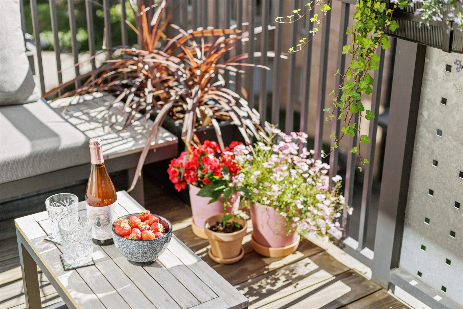 Her ute har du din herlige oase hvor du kan nyte de meget gode solforholdene fra morgen til kveld om sommeren. Galleribilde