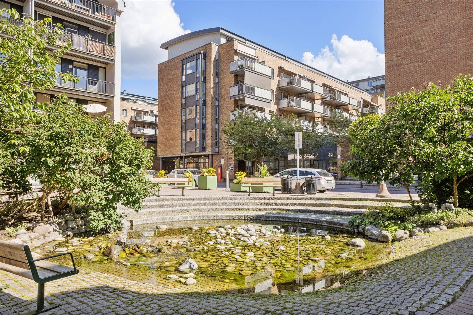 Lilleborg er et skjermet, rolig og svært attraktivt område med en urban beliggenhet. Nærområdet er preget av frodige parker, idylliske turstier langs vakre Akerselva, og ikke minst kort vei til alt hovedstaden byr på! Galleribilde