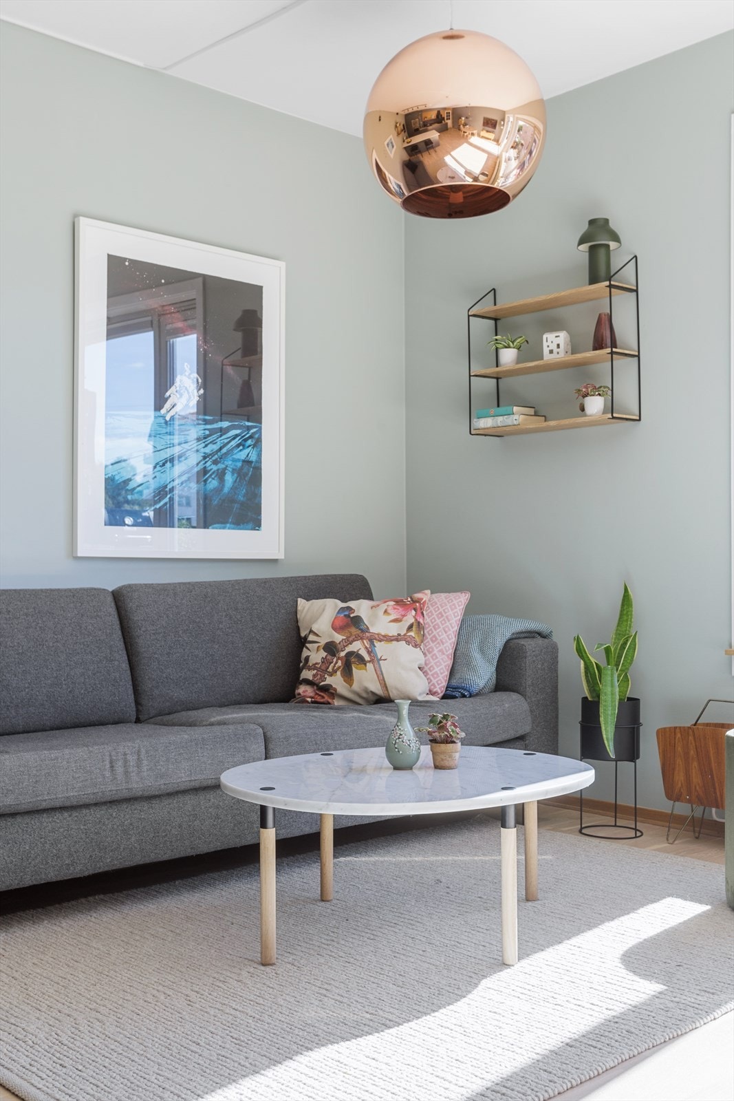 Stuen inviterer til sosiale sammenkomster med plass til en spisegruppe, og herlig avslapping i den obligatoriske sofakroken. Galleribilde