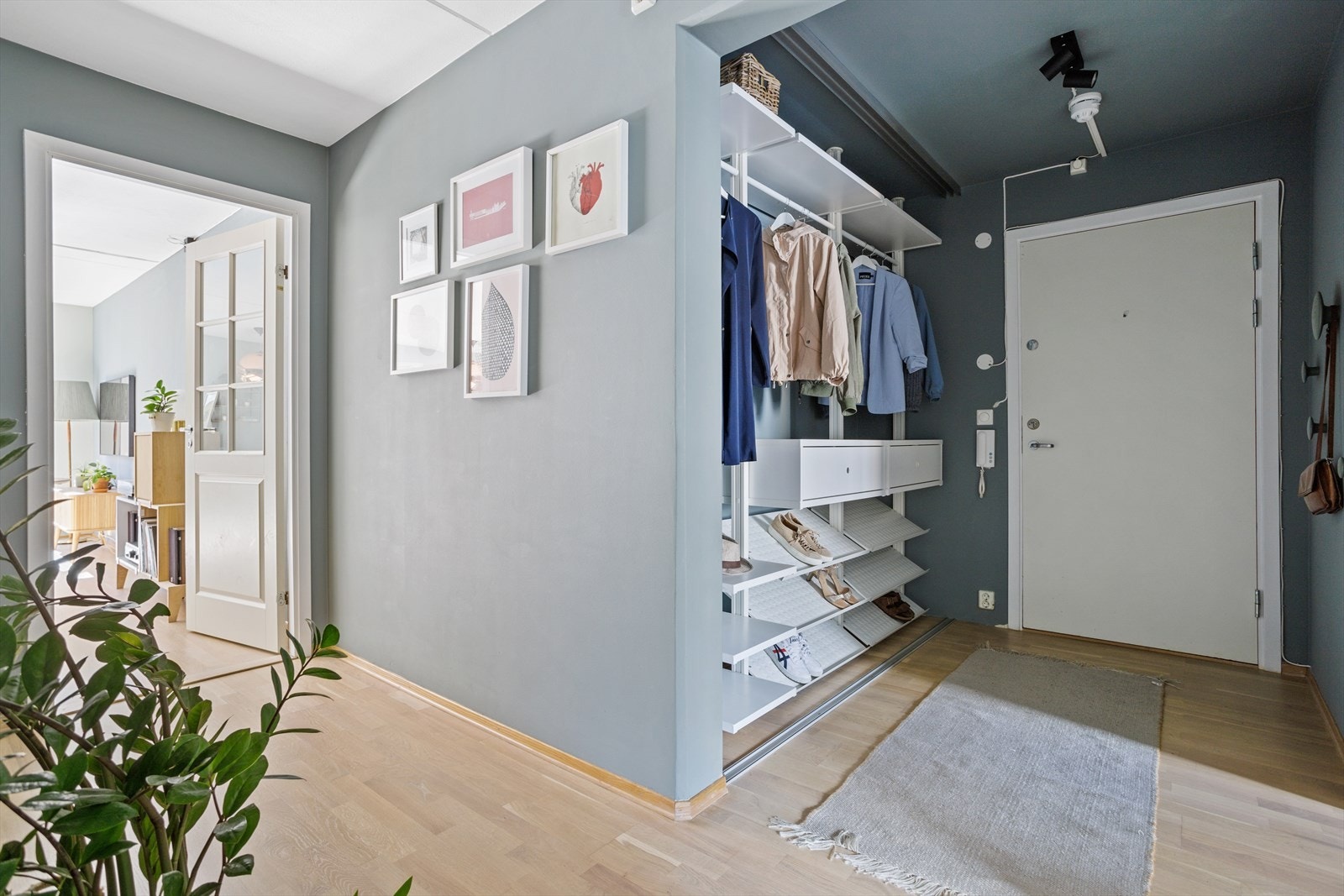 Du kommer hjem til en romslig entré med god plass til å henge fra deg yttertøy og sette fra deg sko i den nye åpne garderobeløsningen. Det er skinner fra tidligere skyvedører i både tak og gulv, slik at det enkelt kan settes inn nye dører dersom ønskelig. Galleribilde