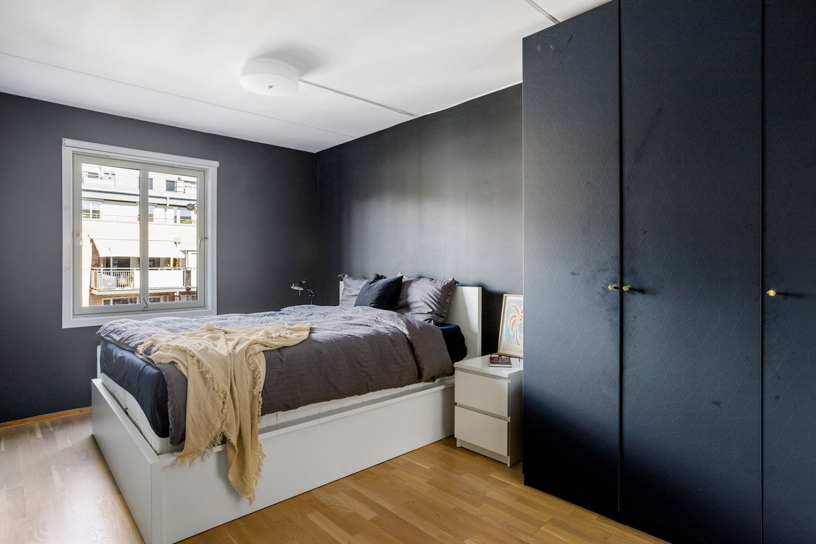 Leiligheten har 3 flotte soverom. Hovedsoverommet har god plass til en stor seng med tilhørende møblement og et stort garderobeskap. Galleribilde