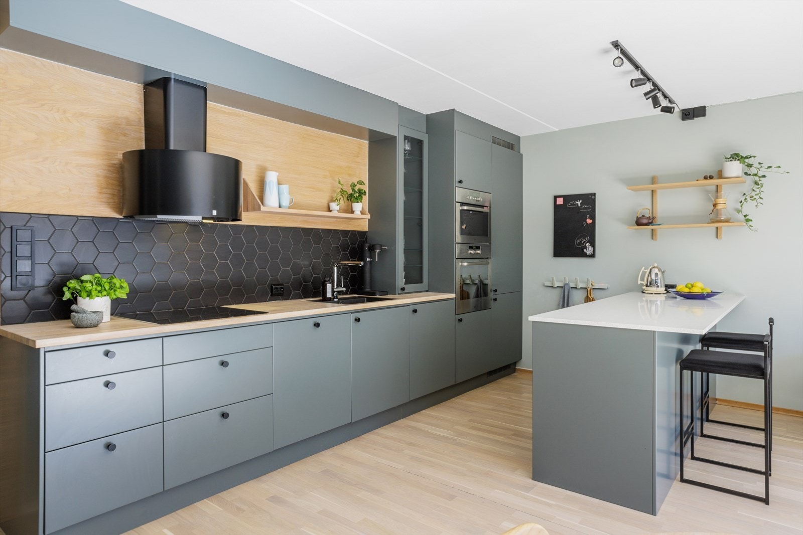 De integrerte hvitevarene består av platetopp, ovn, micro, kjøleskap, samt et vinskap som er praktisk plassert i kjøkkenøyen. Det delikate fargevalget på veggene harmoniserer fint med det nyere slipte og lakkerte gulvene, utført i 2019/20. Galleribilde