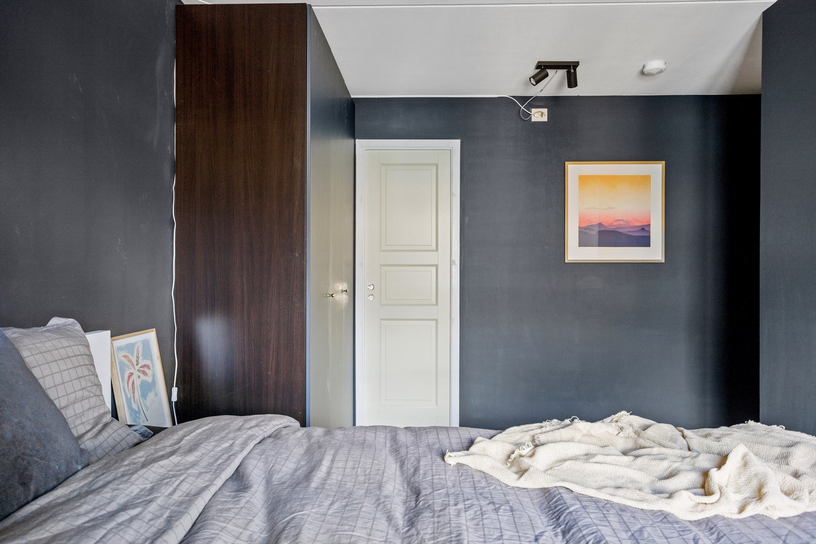 Rommet er malt i en dyp blåfarge som sørger for en rolig atmosfære. Galleribilde