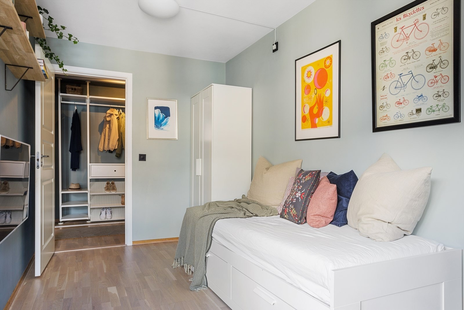 Alle rom i leiligheten ble, likt kjøkkenet/stuen, malt i 2019/20 samtidig som alle gulv ble slipte og lyst lakkerte. Galleribilde