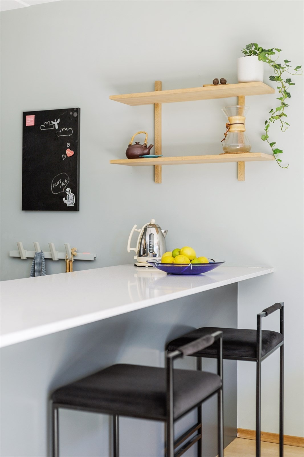 Utførelsen fremstår som moderne og kjøkkenøyen agerer både som oppbevaring, kokkeleringsplass, samt som en hyggelig frokostplass. Galleribilde