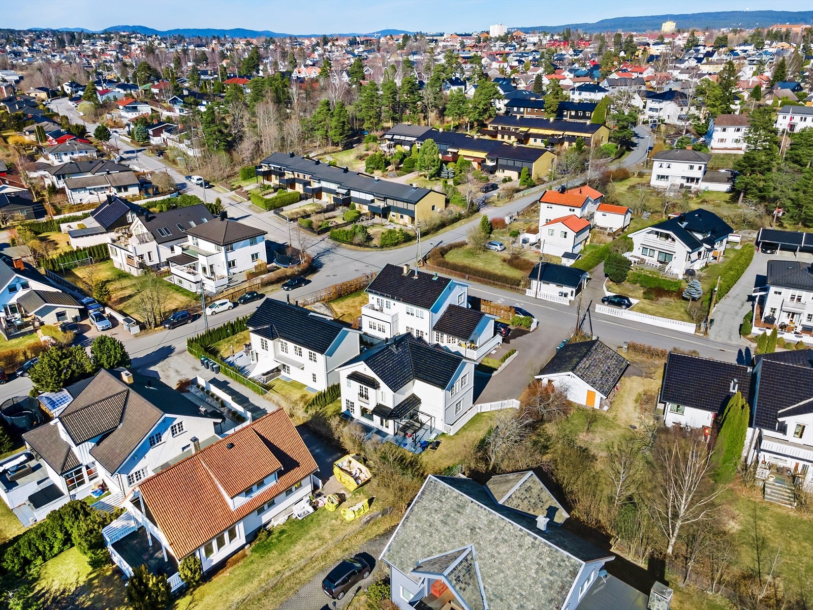 Eiendommen ligger i en liten stikkvei fra Tyslevveien, godt skjermet for biltrafikk. Det er også lite gjennomgangstrafikk. Hyggelig lokal café med uteplasser og klesbutikk nederst i veien. Galleribilde