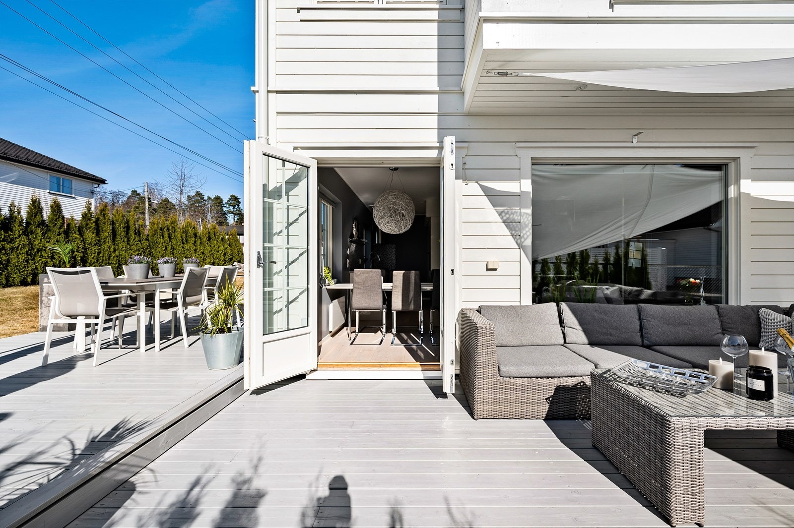 Fra stuen er det utgang til denne store, herlige uteplassen. Galleribilde