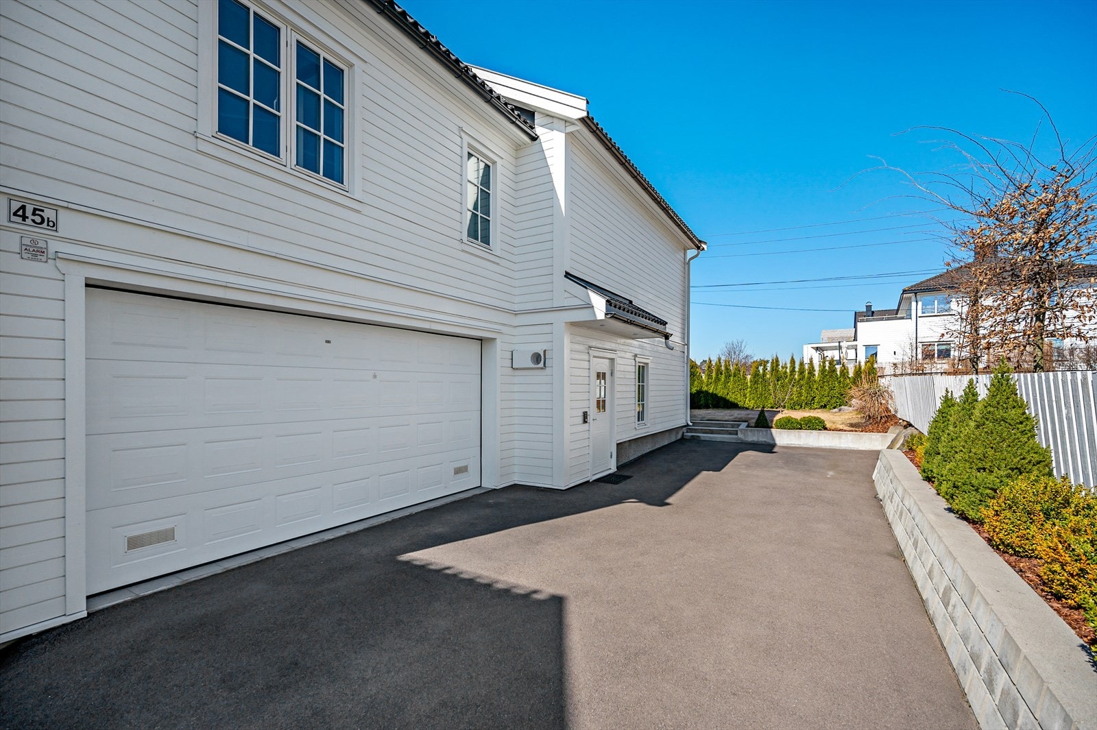 Det er parkering i garasjen og på asfaltert gårdsplass. Galleribilde