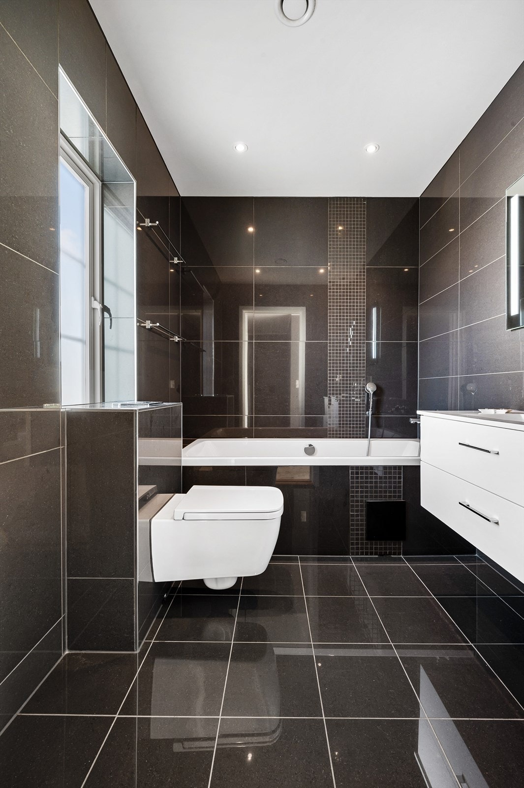 Bad (2): Flislagt med varmekabler i gulv og downlights i tak. Galleribilde