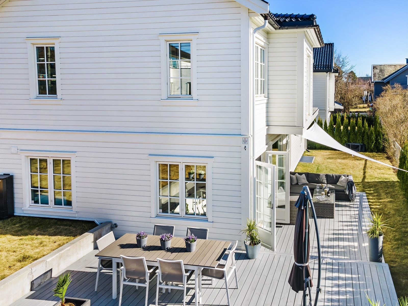 Stor og solrik terrasse med plass til hyggelige utemøblement. Galleribilde