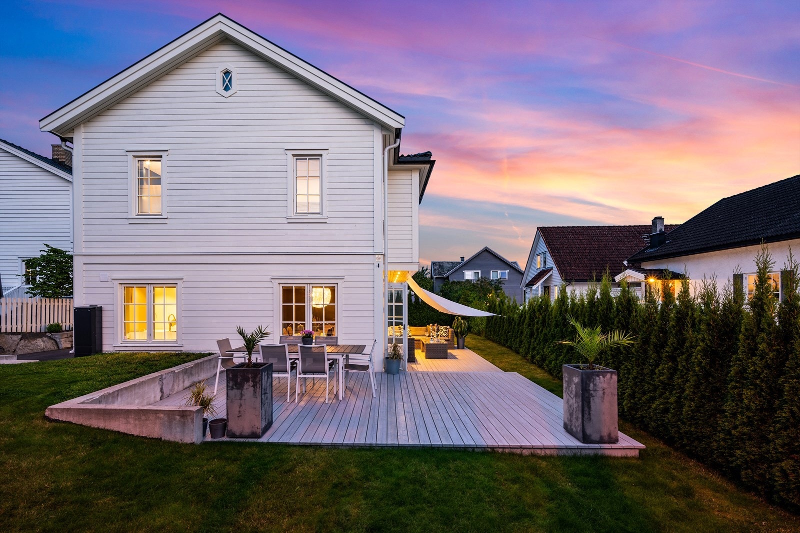 Tyslevveien 45B befinner seg innerst i veien med stor hage og god plass til flere uteseksjoner. Galleribilde