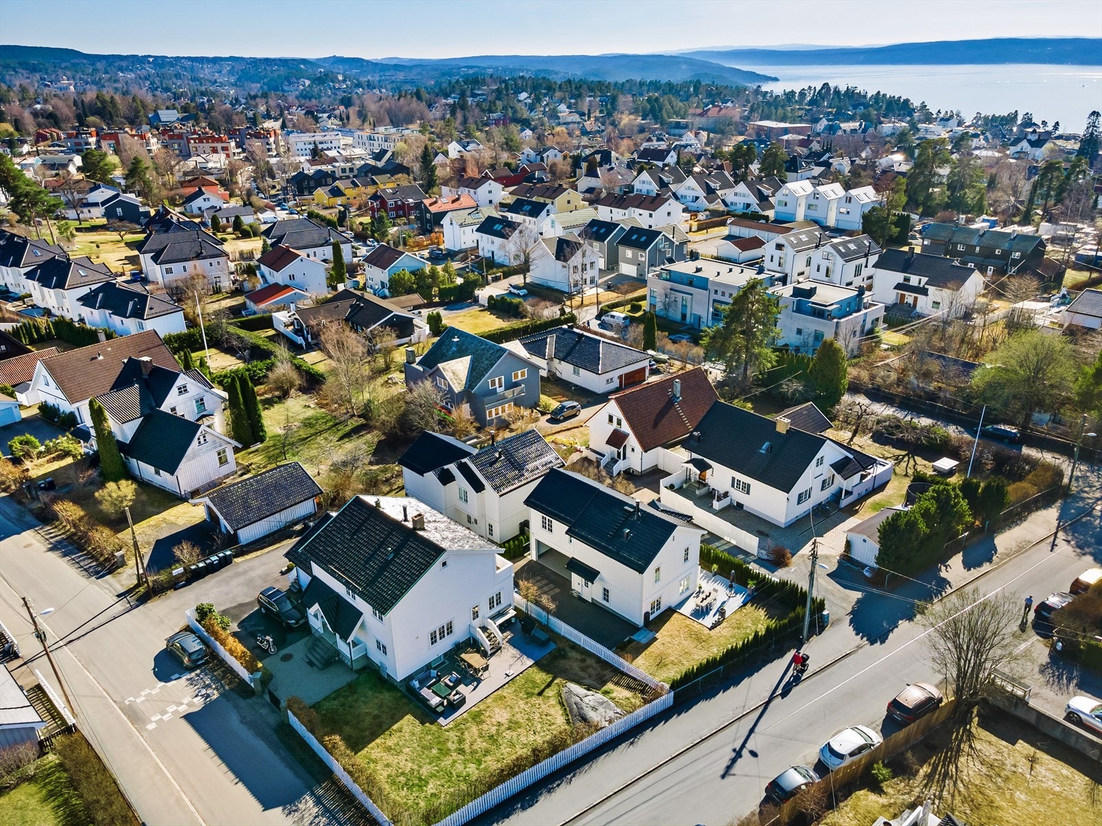 Eiendommen ligger mellom Nordstrand Tennisklubb og Nordstrand Skole, perfekt for barnefamilier. Galleribilde