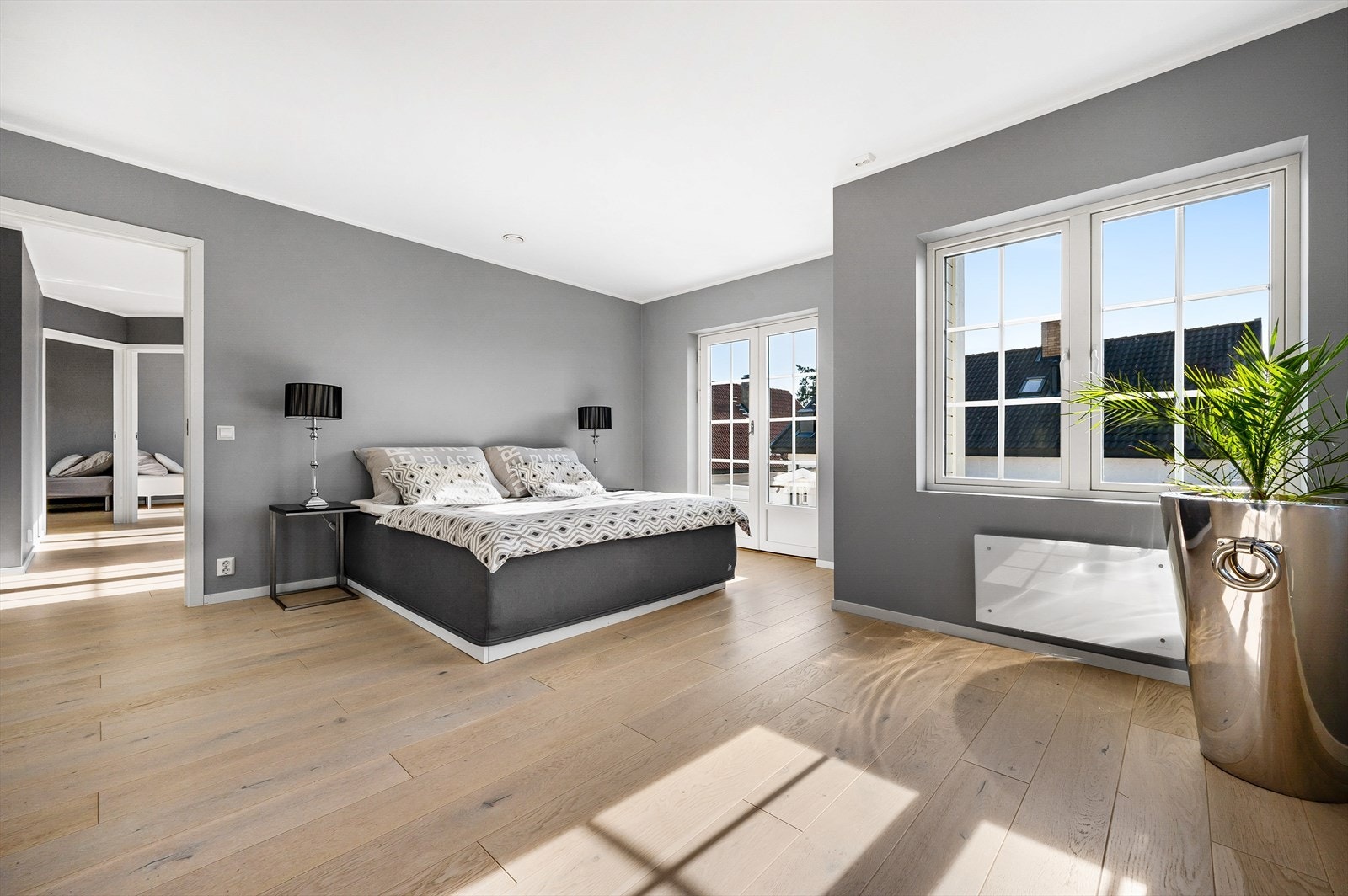 Delikat og innbydende hovedsoverom. Hovedsoverommet har god plass til dobbeltseng, nattbord og har direkte adkomst til bad. Galleribilde