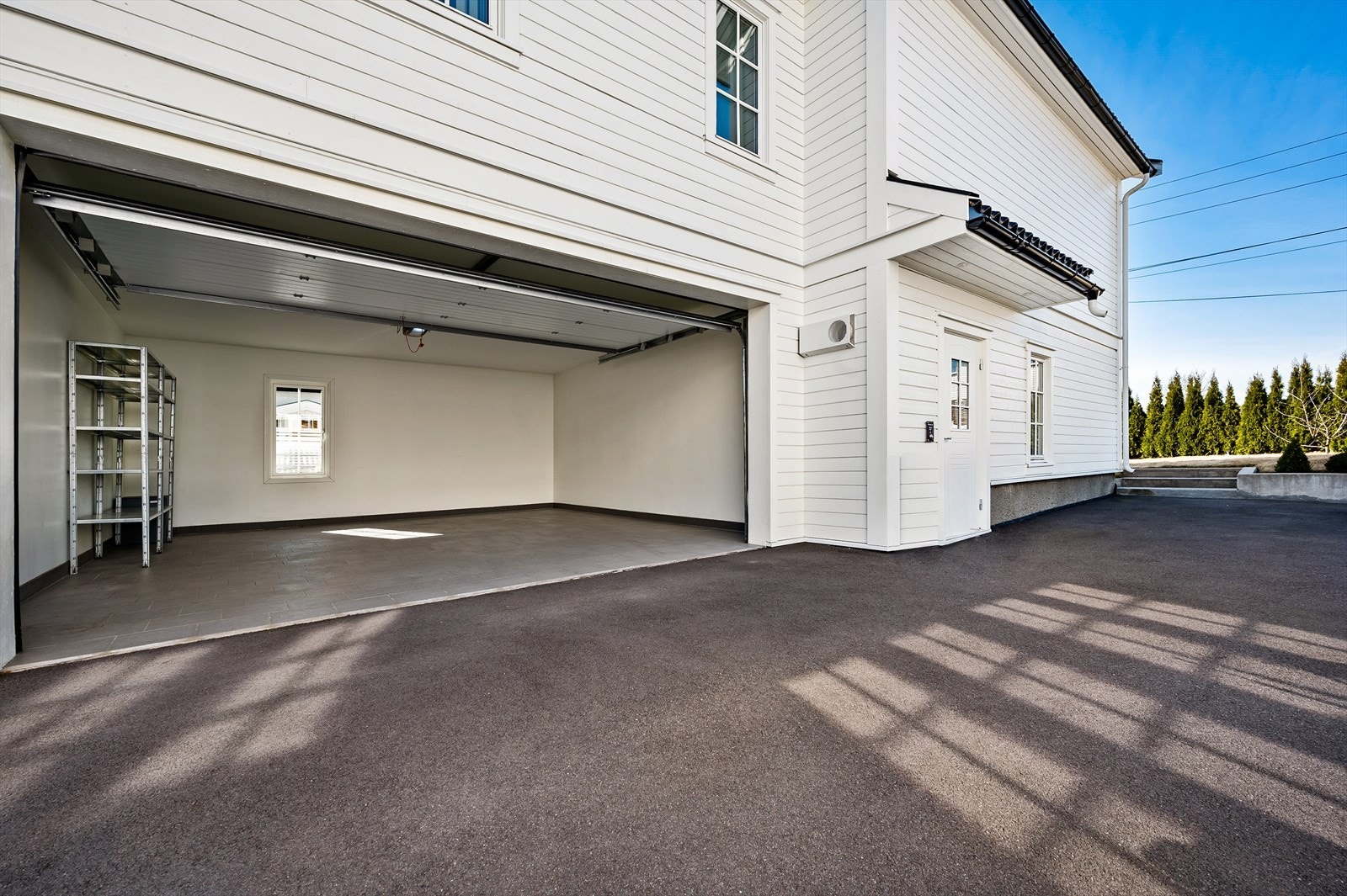 Dobbelgarasje med gode lagringsmuligheter. Galleribilde