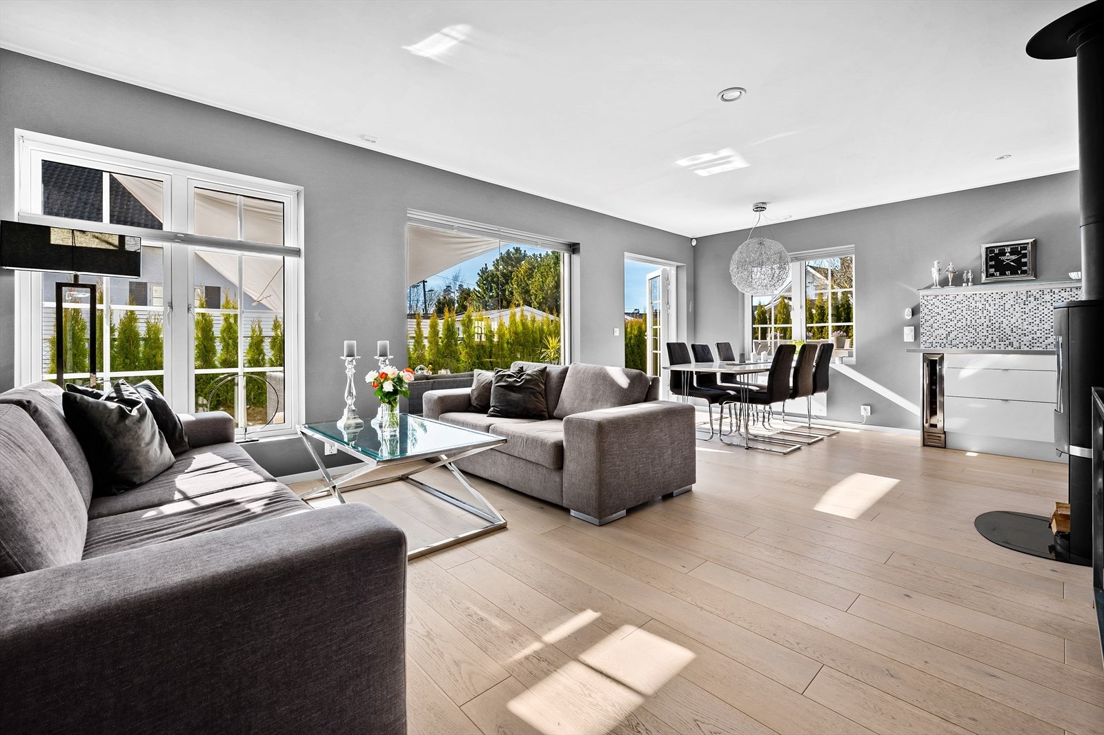 Stuen er det sosiale samlingspunktet med god plass til sofagruppe, spisebord og annet ønsket møblement. Galleribilde