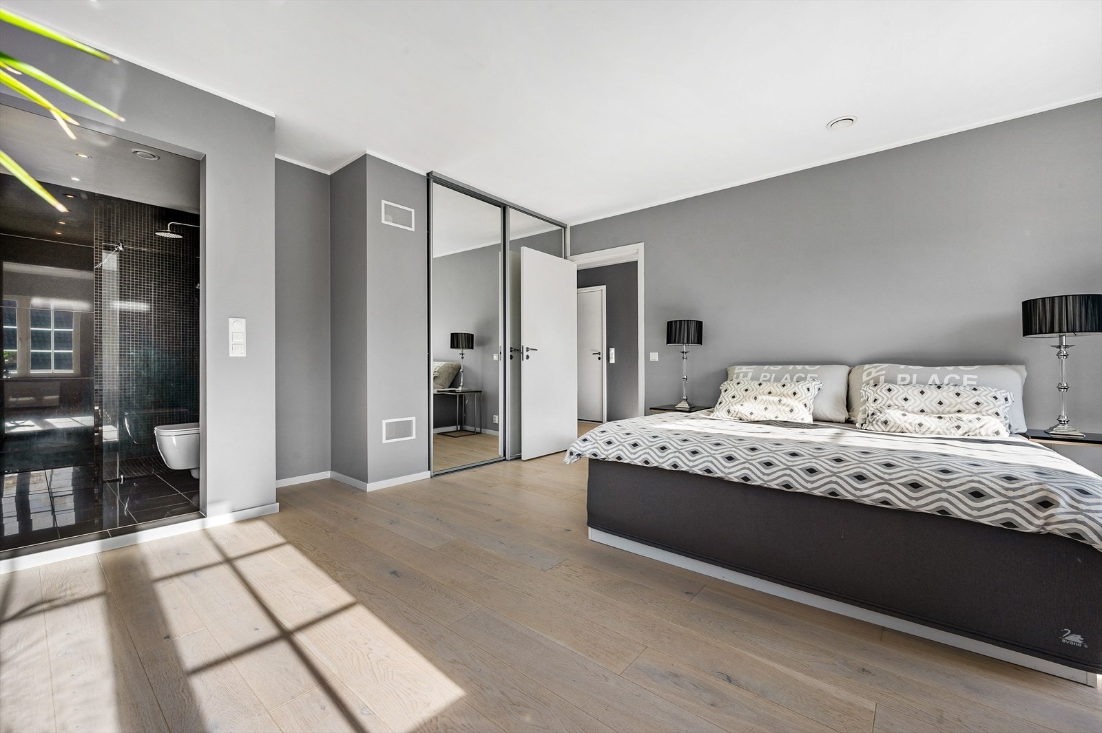 God oppbevaringsplass i skyvedørsgarderoben. Galleribilde