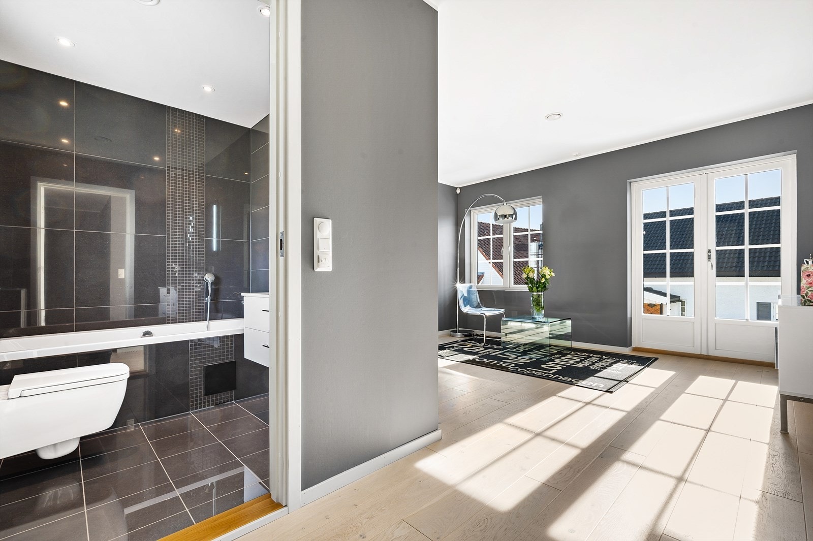 Praktisk loftstue som passer fint som tv-stue, gamingrom, leserom eller liknende. Galleribilde