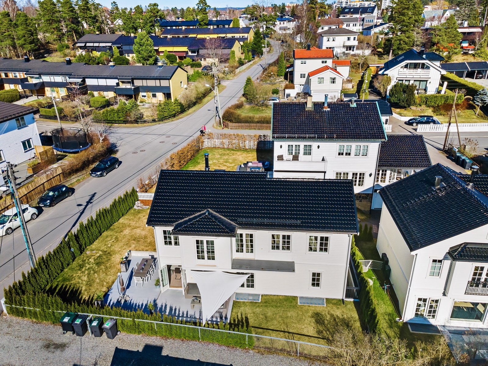 Rolige og barnevennlige omgivelser, godt skjermet for biltrafikk Galleribilde