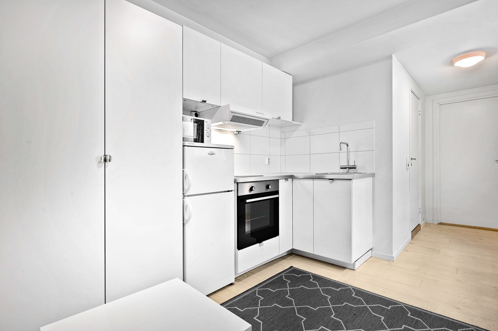 Hybel 2: Rom med hvitt hybelkjøkken og god skapplass. Innredet som stue/kjøkken/sov. Galleribilde