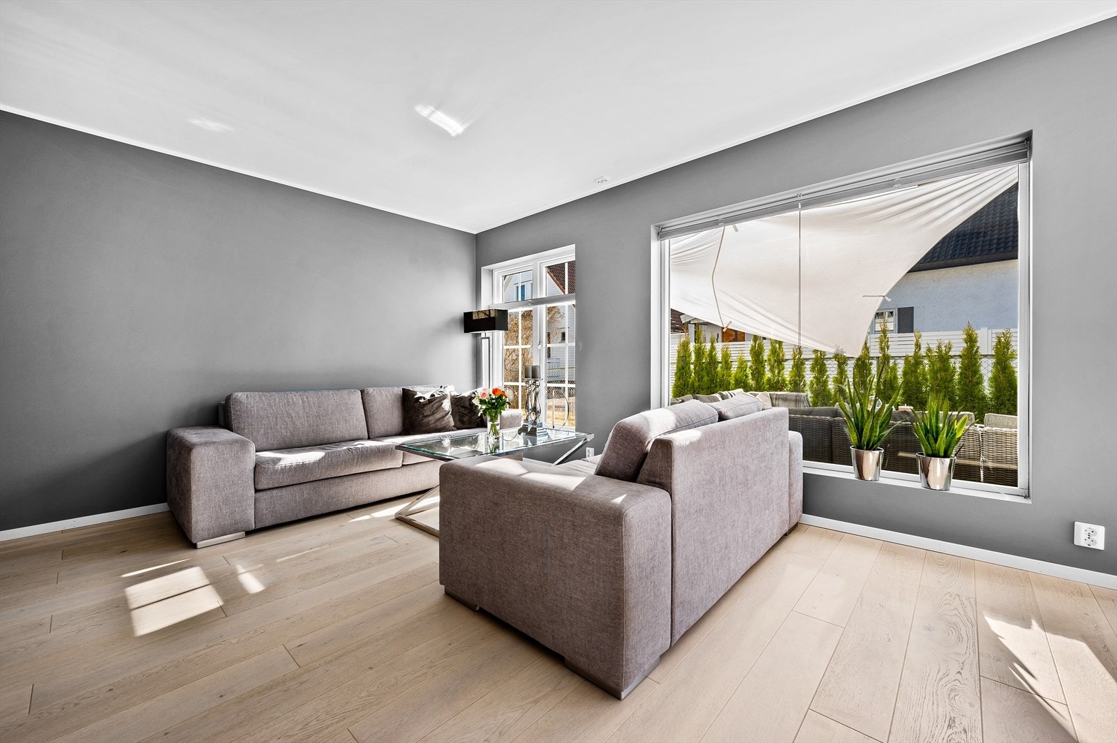 Stuen består av store vindusflater som byr på en luftig og fin atmosfære. Doble dører gir enkel adkomst til den flotte terrassen. Galleribilde