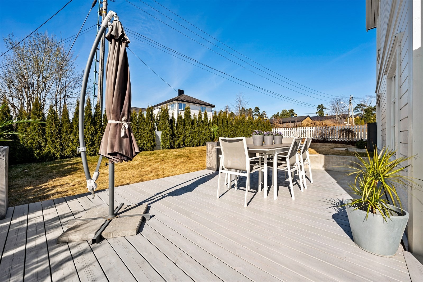 Uteplassen er delt i flere soner, med god plass til møblement. Galleribilde