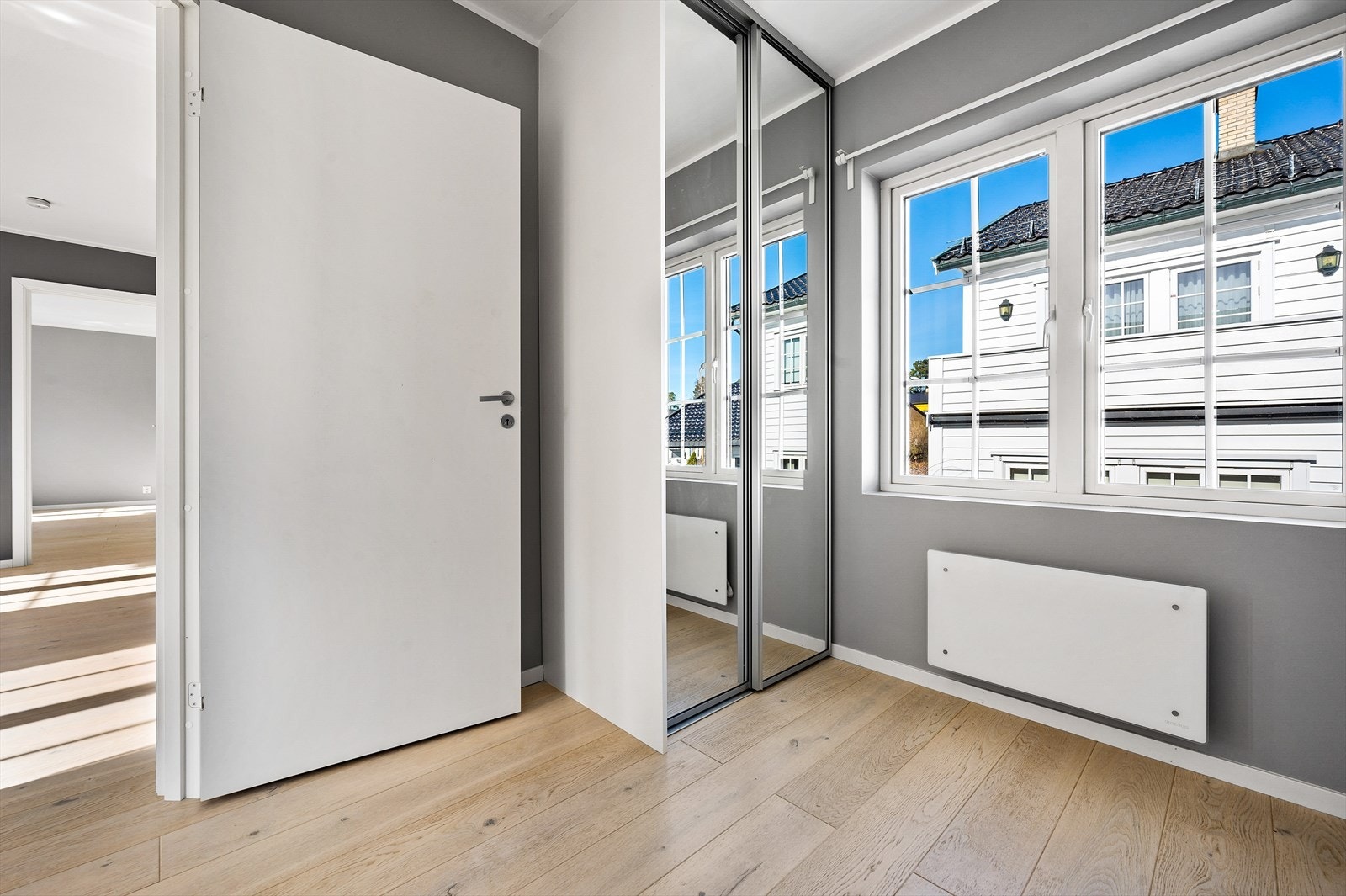 Rommene vender ut mot rolige omgivelser. Galleribilde