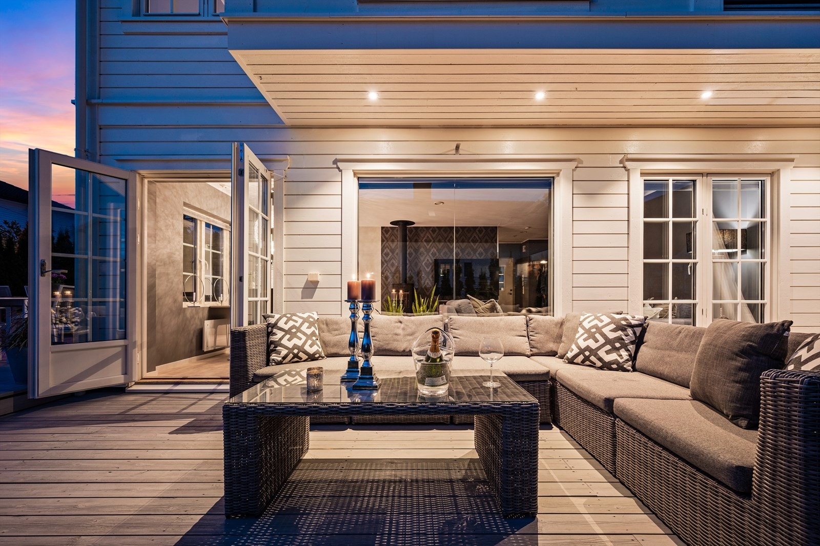 Videre på uteplassen kommer du til sofaseksjonen som er delvis under tak. Galleribilde