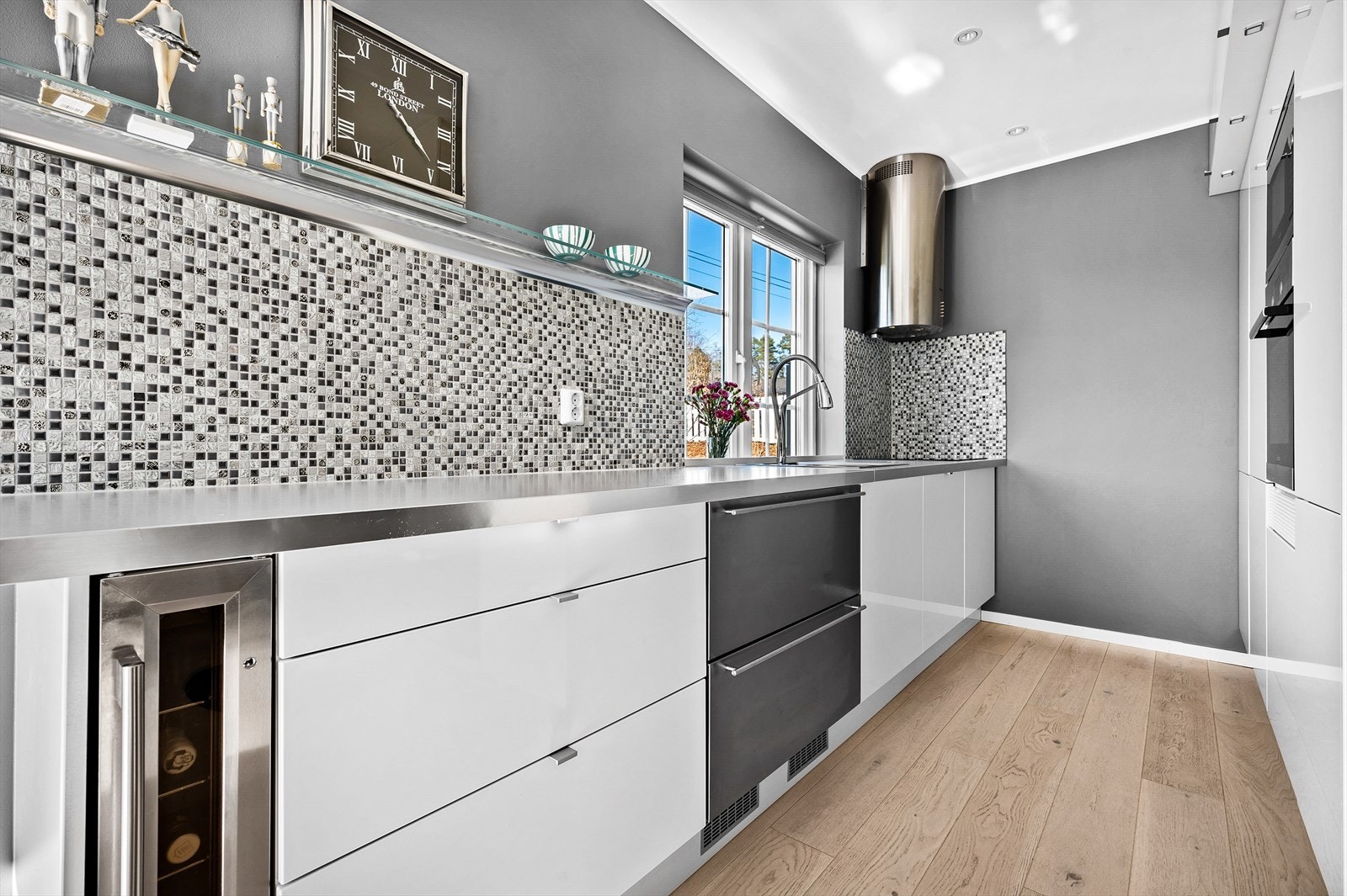 Pent, moderne kjøkken som er godt utnyttet med god skap- og benkeplass. Kjøkken fra Sigdal kjøkken. Galleribilde