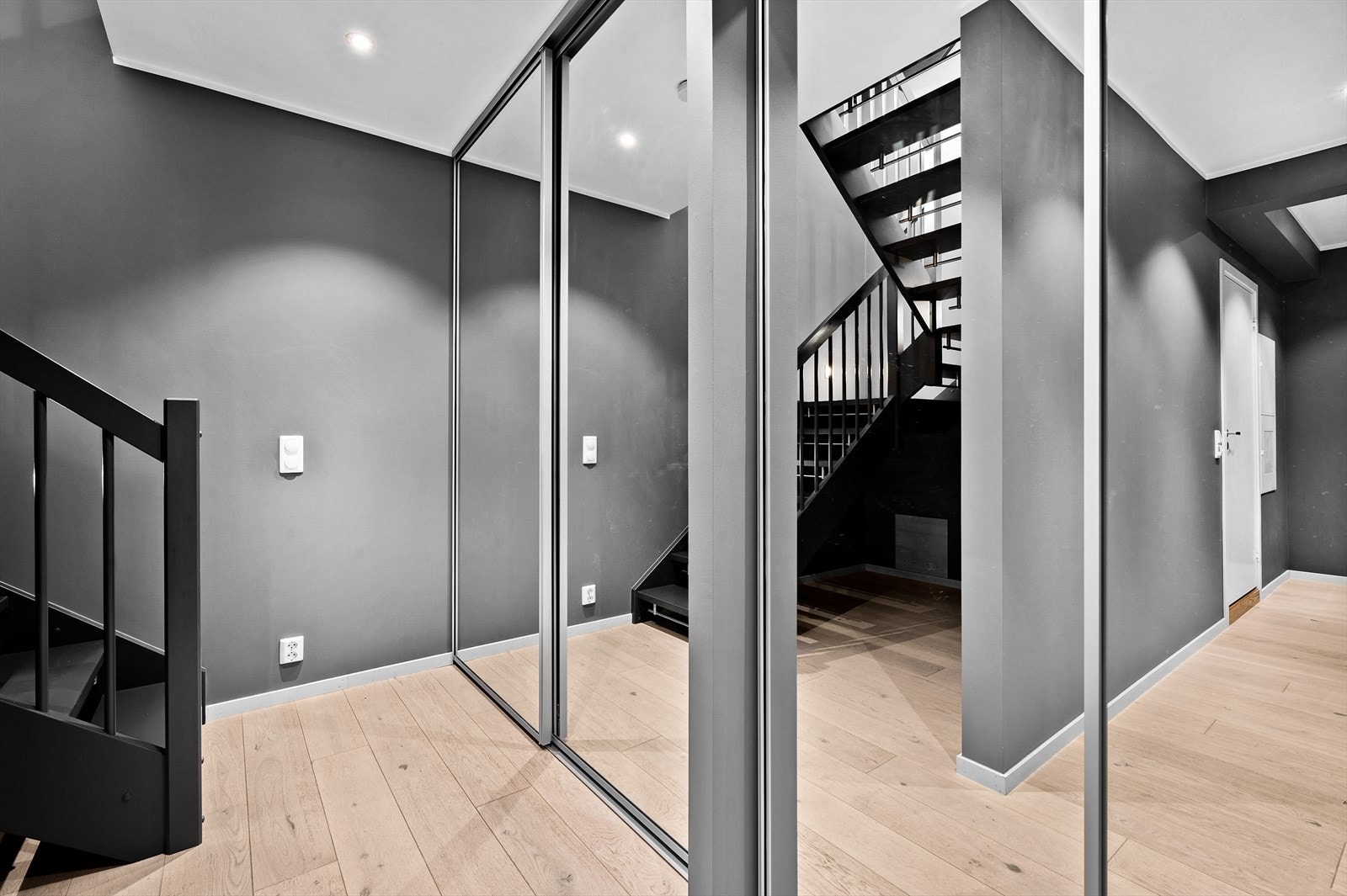 Hall med trapp og skyvedørsgarderobe med speilfronter. Galleribilde